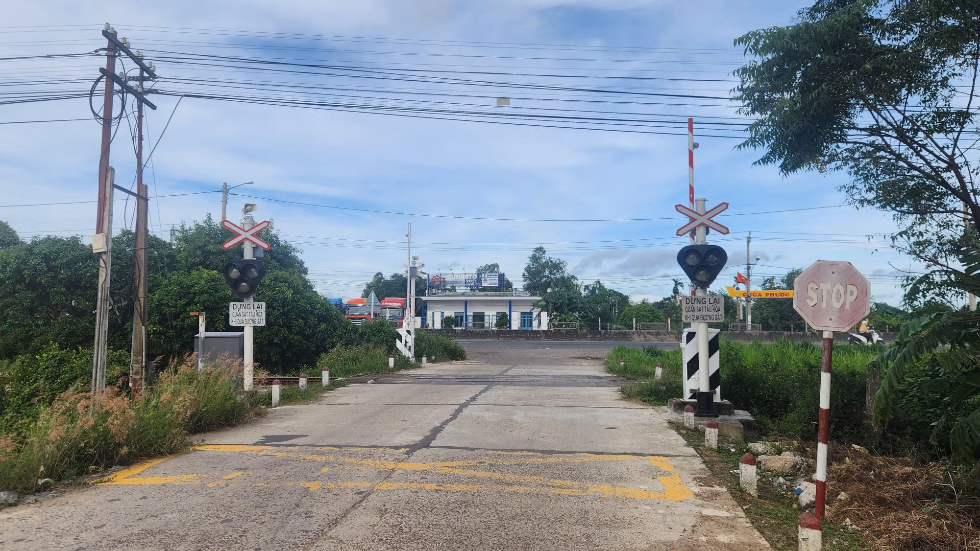 Một lối ngang qua đường sắt đã được thực hiện các giải pháp cảnh báo an toàn.