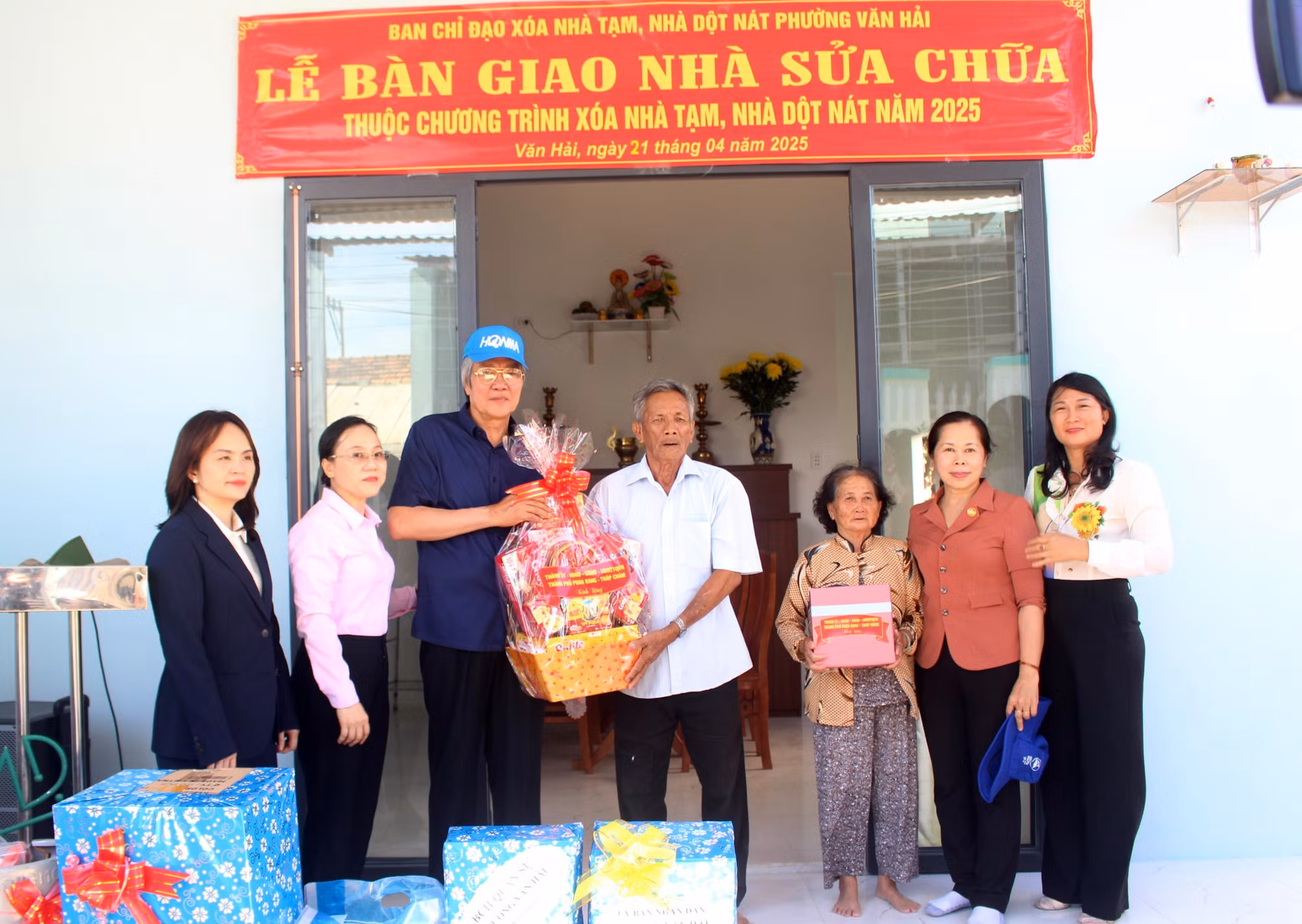 Lãnh đạo Ủy ban MTTQ Việt Nam tỉnh Ninh Thuận dự bàn giao nhà xây mới và tặng quà cho người dân ở phường Văn Hải, thành phố Phan Rang-Tháp Chàm.