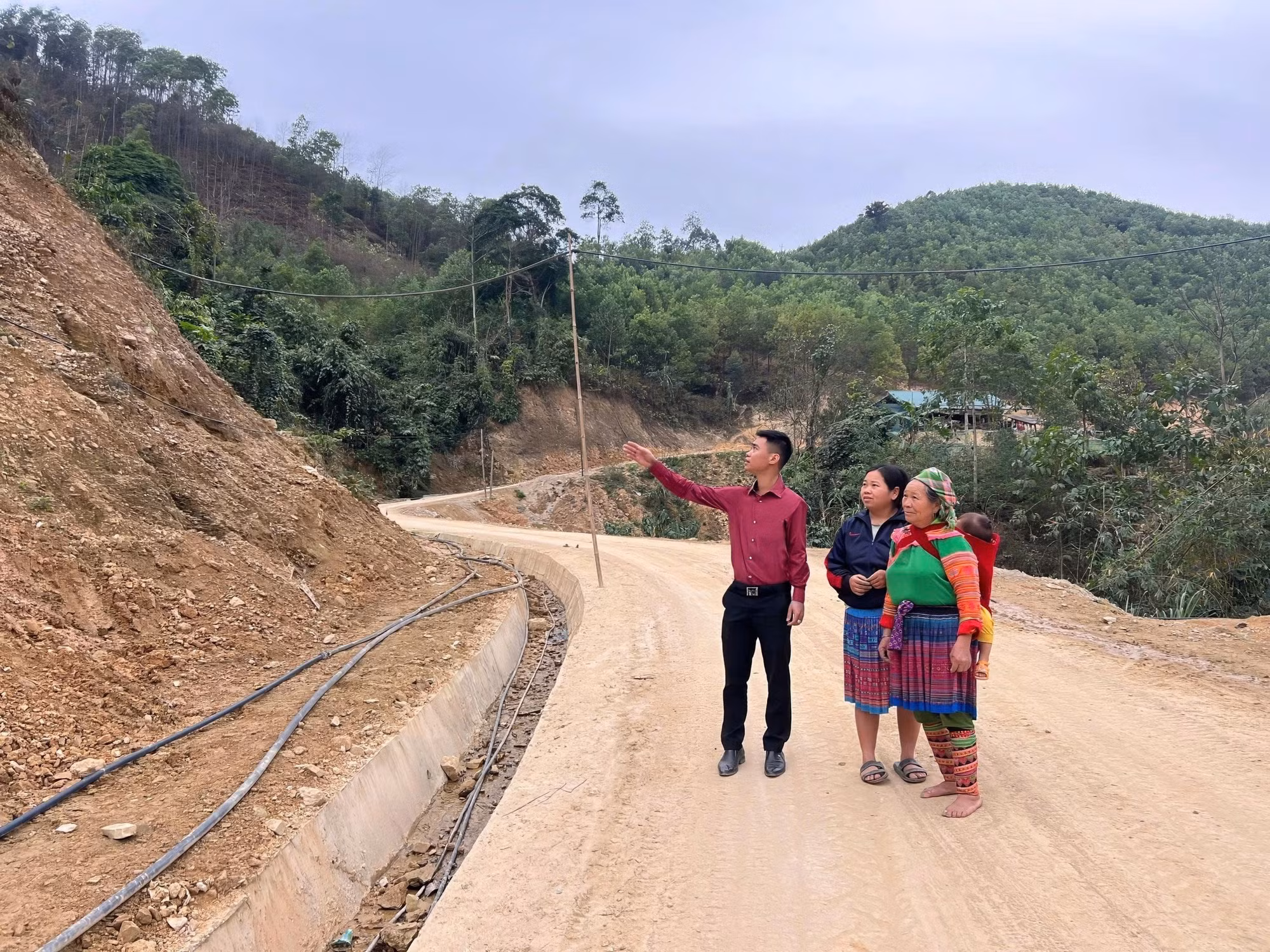 Đảng viên và người dân thôn Ngòi Nghìn, xã Đạo Viện, huyện Yên Sơn đồng lòng hiến đất xây dựng tuyến đường liên xã. Ảnh: Hoàng Hải - TTXVN