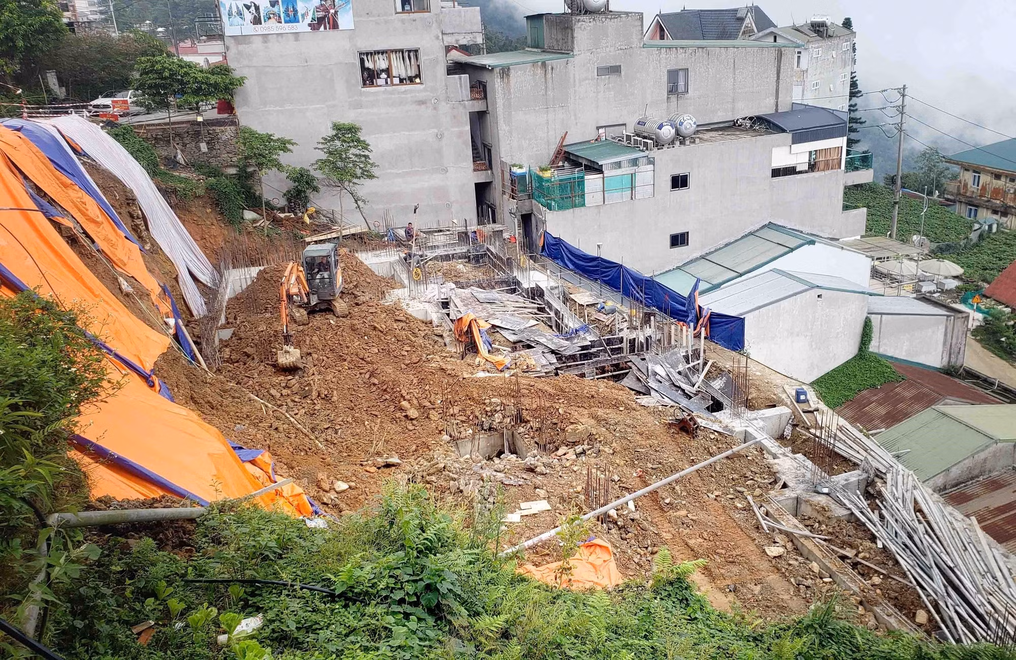 Một góc hiện trường điểm sạt lở trên tuyến đường lên khu vực Cổng Trời. Ảnh: Hoàng Hùng/TTXVN