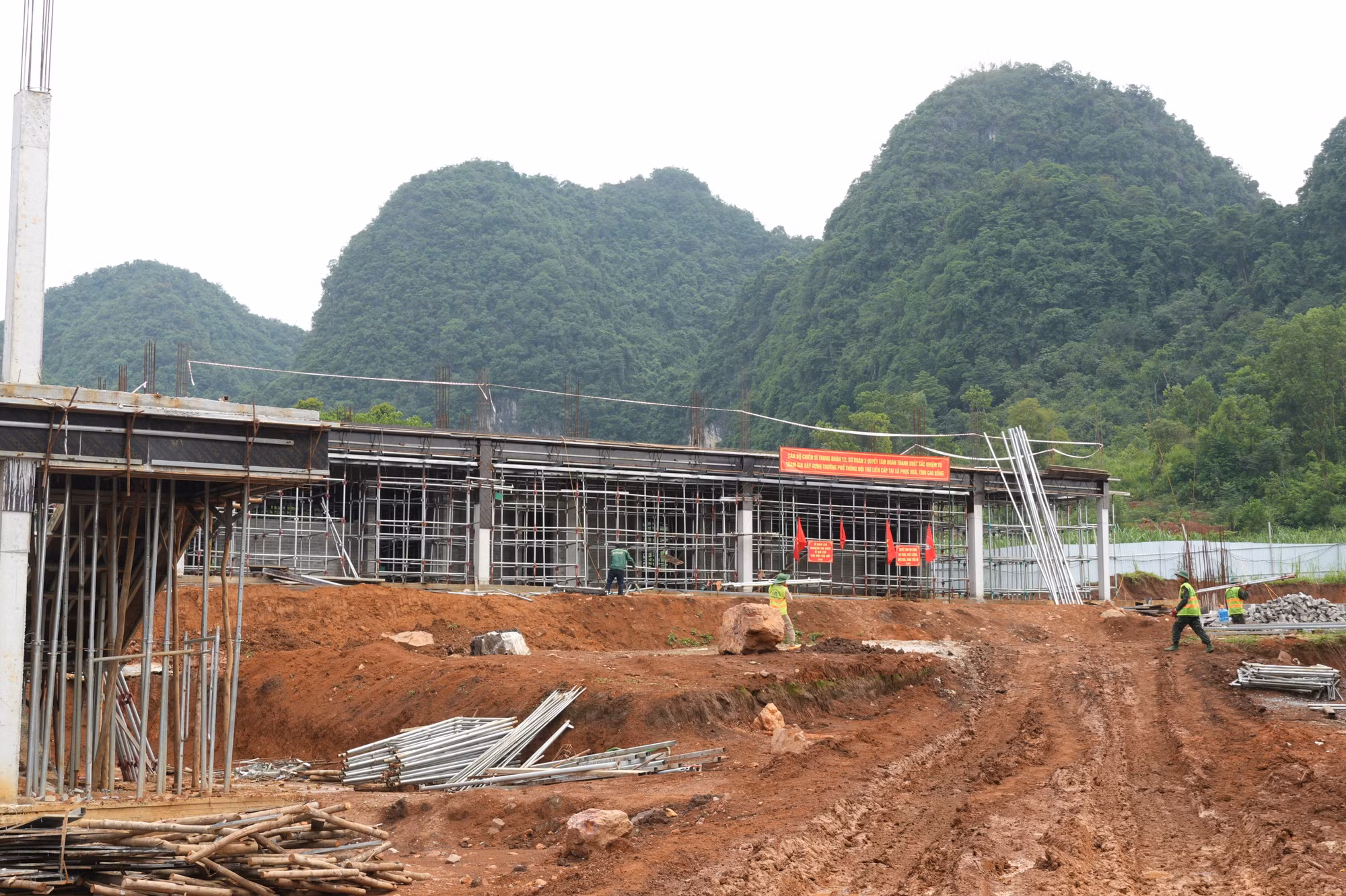 Thi công các hạng mục của Trường Phổ thông Dân tộc nội trú liên cấp Tiểu học và THCS Phục Hòa (Cao Bằng).