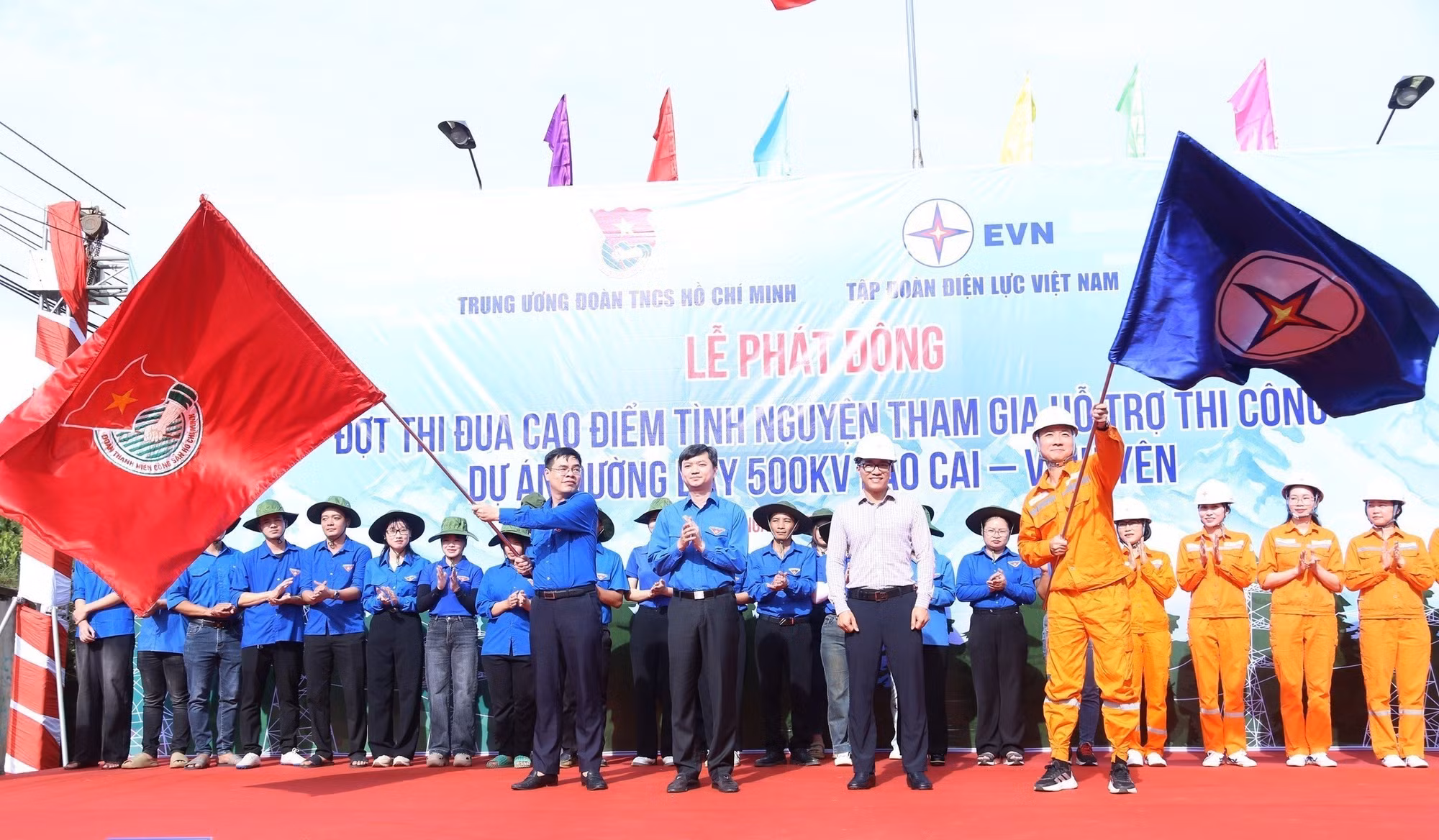 Đại diện Trung ương Đoàn, Tập đoàn Điện lực Việt Nam và Tỉnh đoàn Lào Cai phát động đợt thi đua cao điểm tình nguyện tham gia hỗ trợ thi công Dự án đường dây 500kV Lào Cai - Vĩnh Yên . Ảnh: TTXVN phát