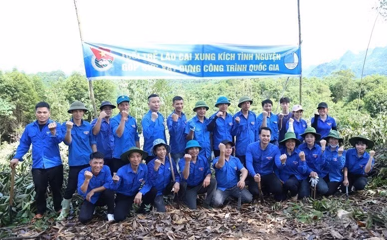 Những gương mặt trẻ đầu tiên lên tới đỉnh đồi, thể hiện quyết tâm thực hiện mọi nhiệm vụ được giao nhằm góp phần bảo đảm tiến độ Dự án đường dây 500kV Lào Cai - Vĩnh Yên. Ảnh: TTXVN phát