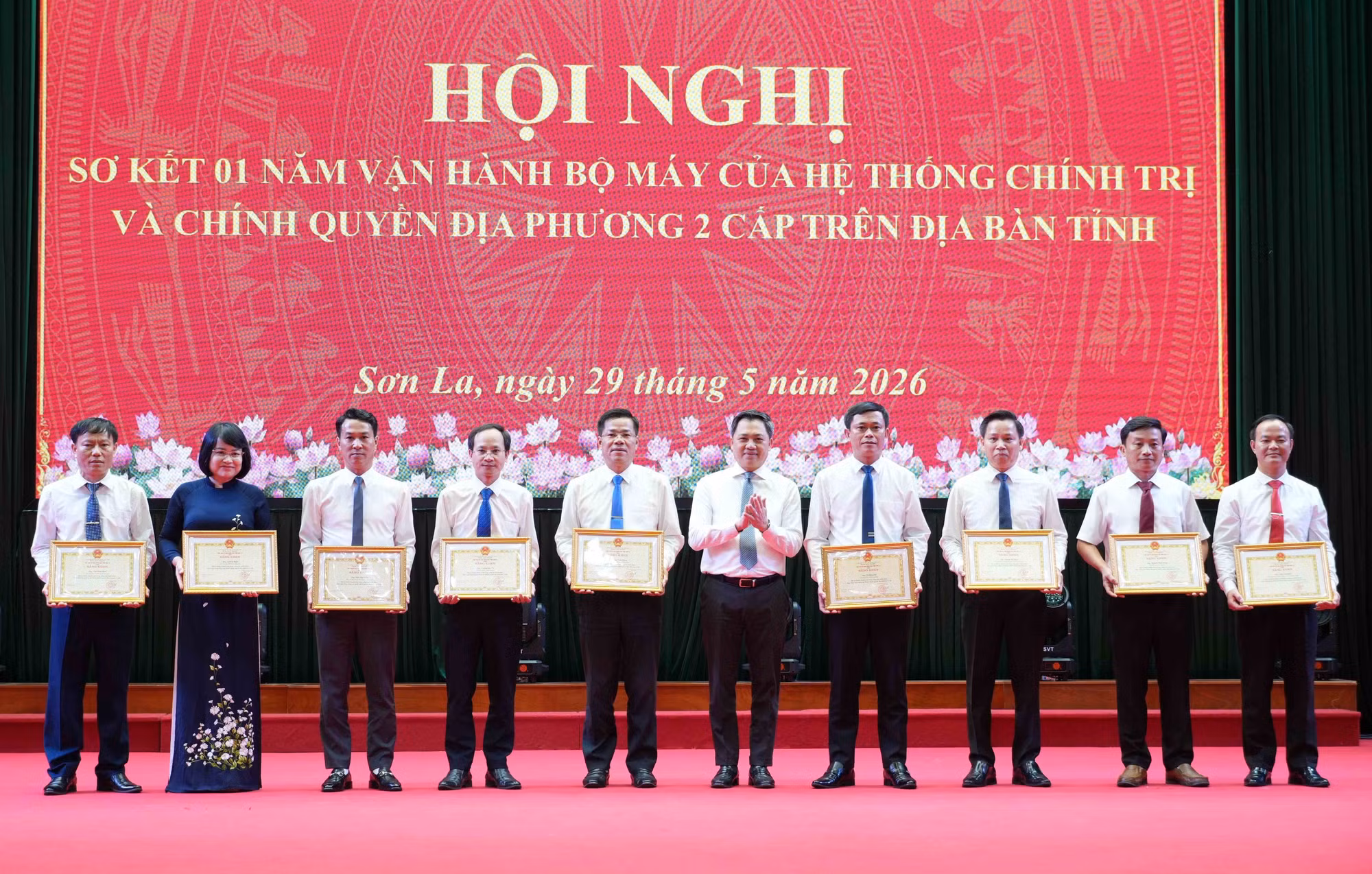 Các cá nhân có thành tích xuất sắc được tặng Bằng khen của Chủ tịch Ủy ban nhân dân tỉnh Sơn La.
