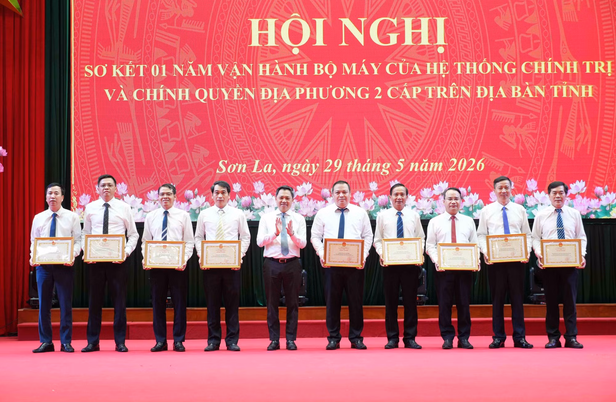 Các tập thể có thành tích xuất sắc được tặng Bằng khen của Chủ tịch Ủy ban nhân dân tỉnh Sơn La.