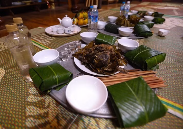Mâm lễ cúng cơm mới của người Thái chỉ có các món làm từ cá hấp, nướng cùng những gói xôi đồ từ lúa nương.