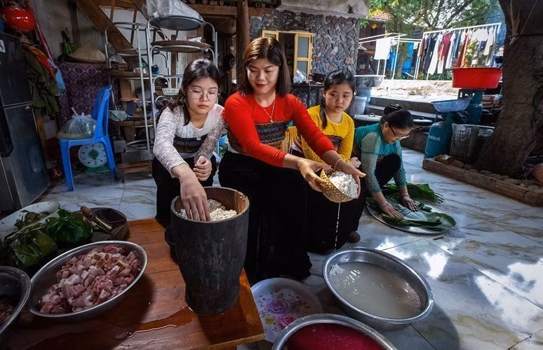 Khi lúa bắt đầu vào độ chín vàng, người phụ nữ Thái sẽ chọn những bông lúa đẹp nhất ở thửa ruộng tốt nhất, mang về treo gác bếp. Khi mùa màng gặt xong, họ mới đạp thóc, giã gạo, đồ xôi để làm lễ.