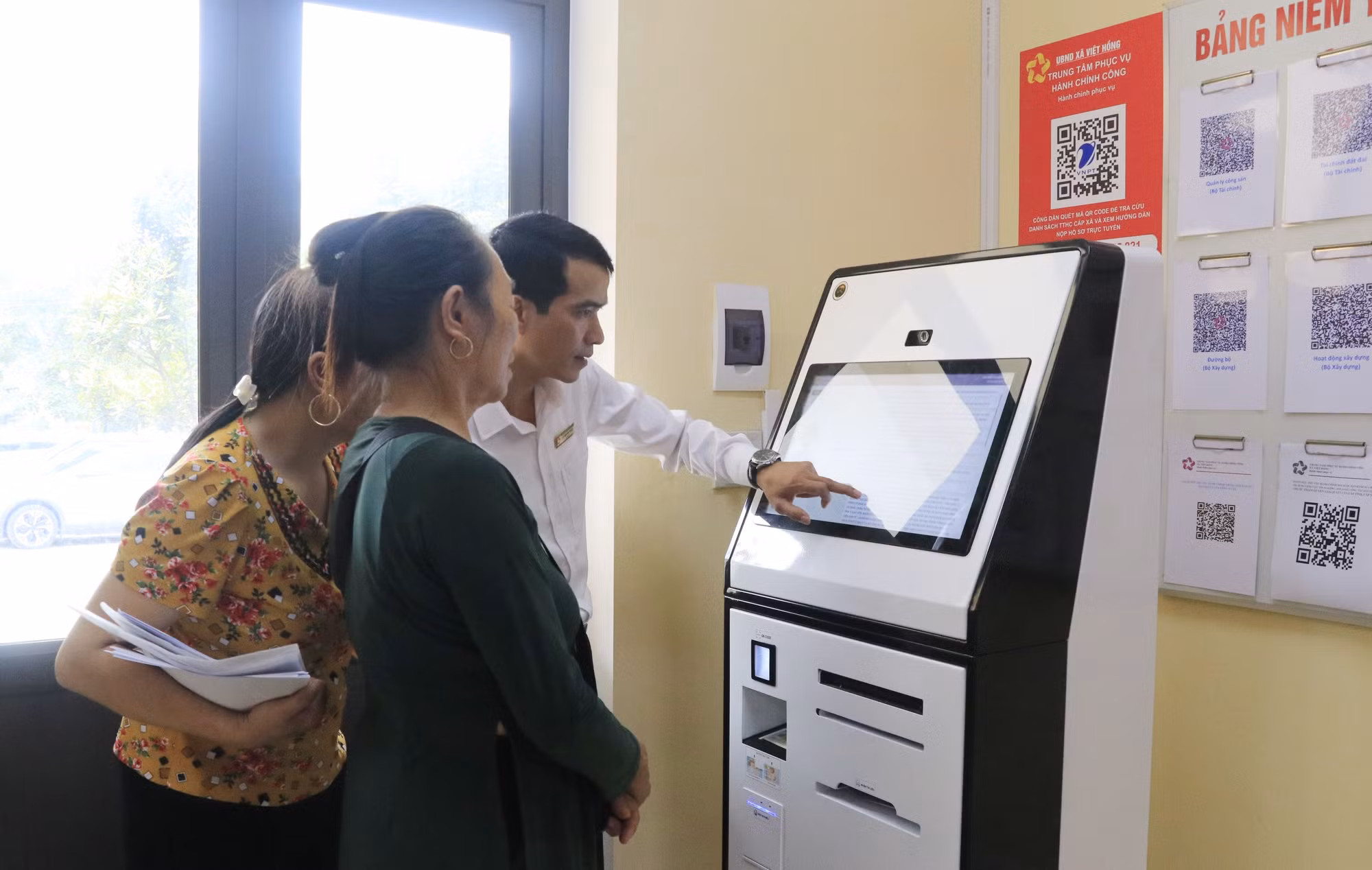 Việc đưa Robot AI vào hoạt động tại Trung tâm Phục vụ Hành chính công xã Việt Hồng đã giúp người dân không còn cảnh đứng quanh bàn cán bộ để hỏi về thủ tục và không còn phải chờ đợi lâu.
