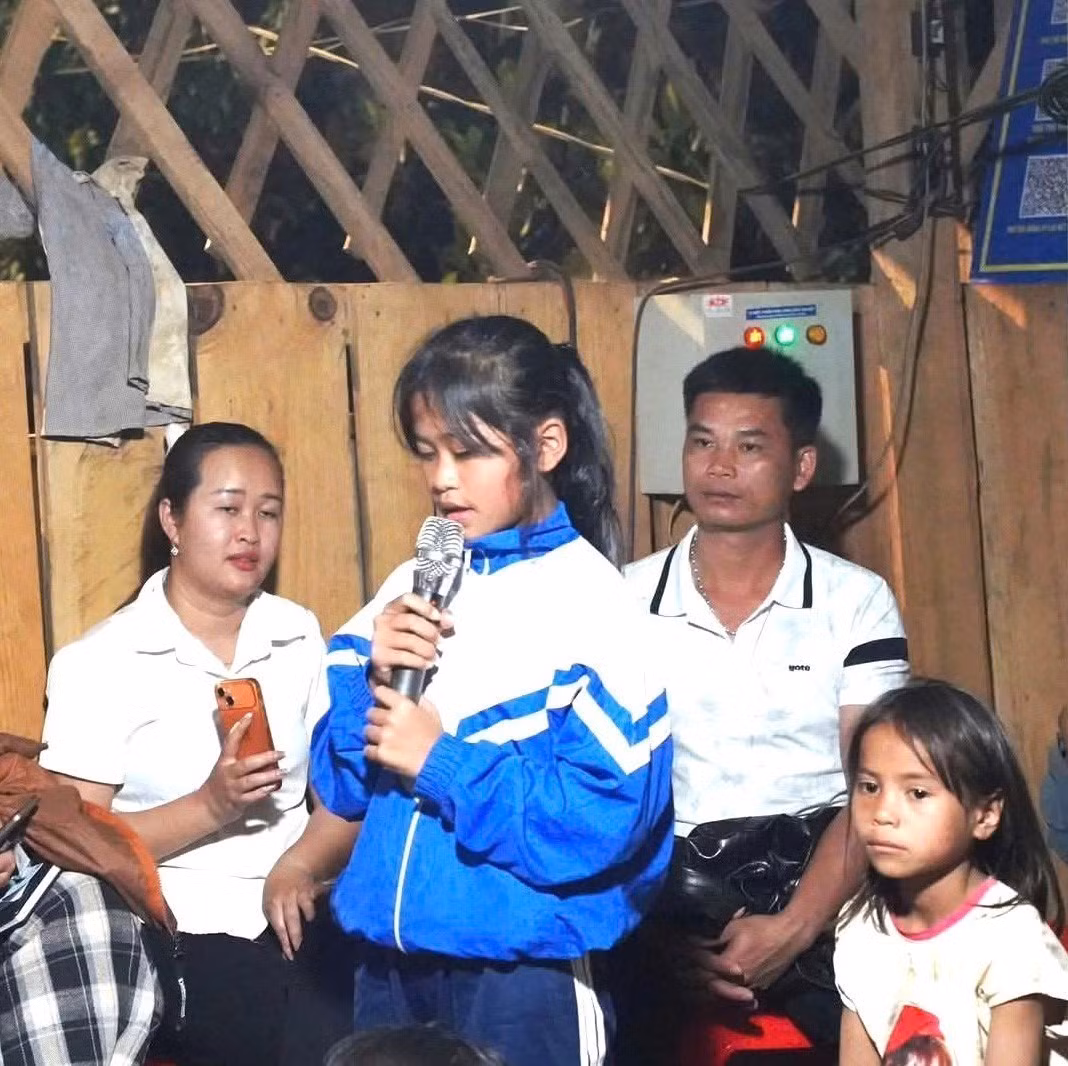 Trẻ em Xơ Đăng trả lời về nguyện vọng có muốn đi học hay không. Ảnh: TTXVN phát