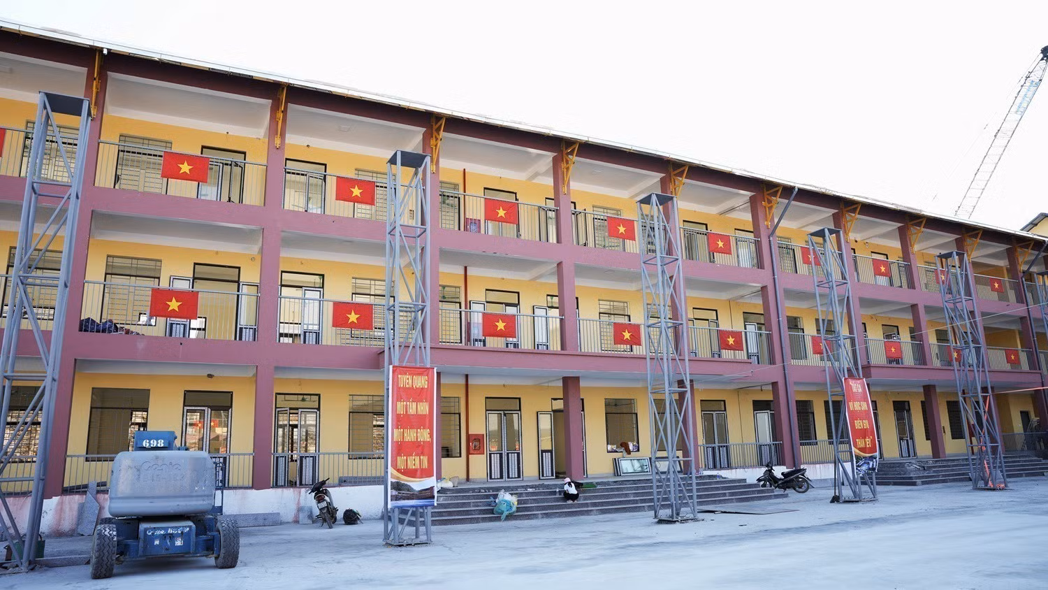 Các dãy phòng học tại Trường Phổ thông nội trú liên cấp Tiểu học và THCS Sơn Vĩ được trang hoàng, chuẩn bị cho lễ khai giảng năm học 2026 - 2027. Ảnh: Minh Tâm/TTXVN