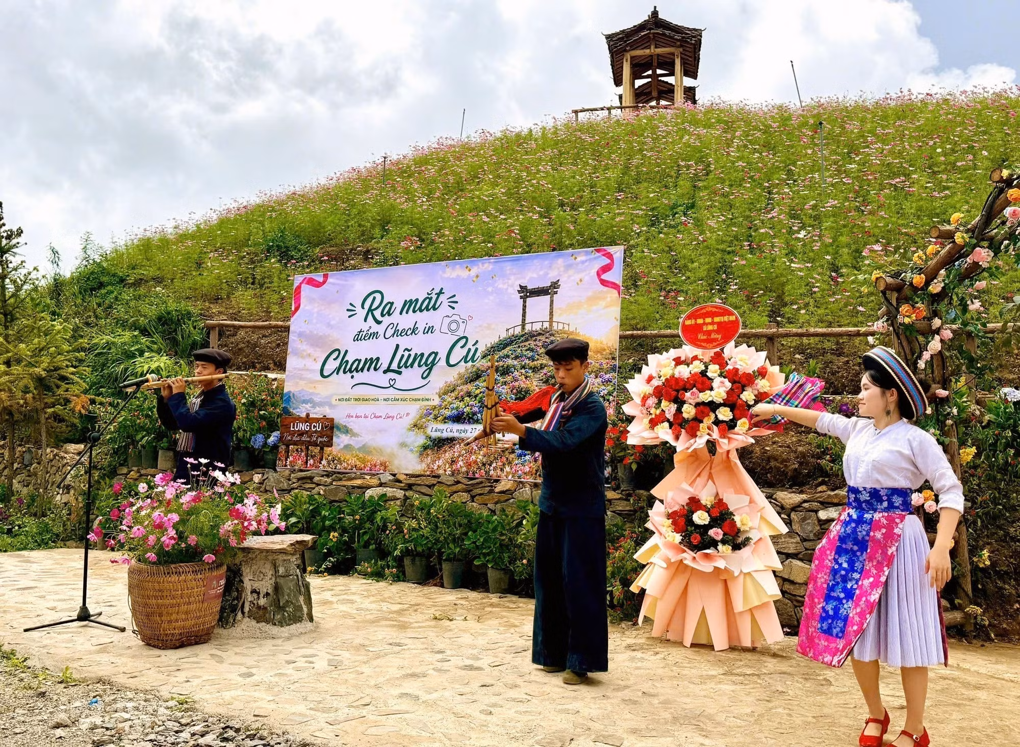 Biểu diễn văn nghệ đậm đà bản sắc văn hóa các dân tộc tại điểm check-in "Chạm Lũng Cú". Ảnh: TTXVN phát
