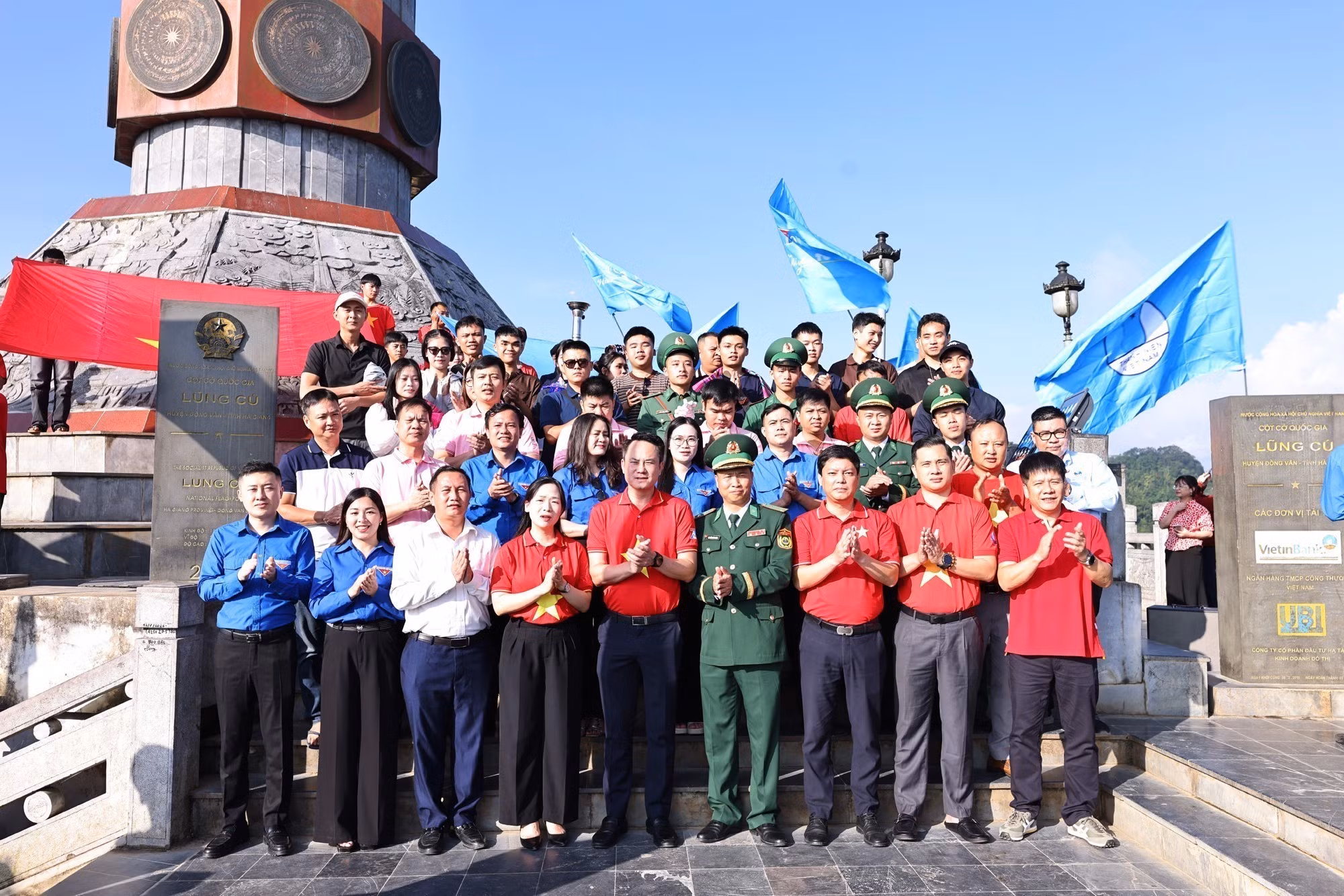 Các đại biểu tham dự Lễ chào cờ Chặng 3 - Hành trình “Tôi yêu Tổ quốc tôi” năm 2026 tại Cột cờ Quốc gia Lũng Cú. Ảnh: Minh Đức/TTXVN