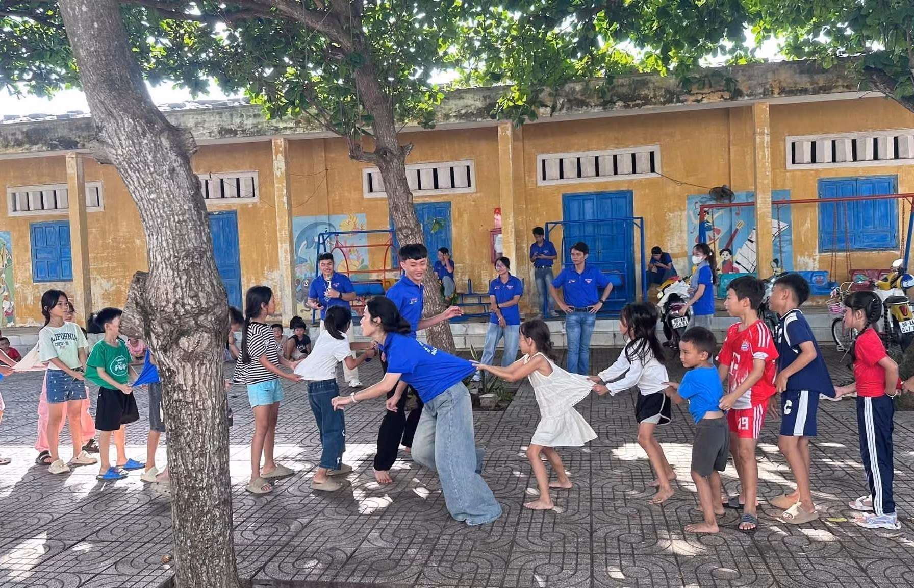 Các trò chơi vận động, tập thể thu hút trẻ ở đặc khu Phú Quý (Lâm Đồng) trong mùa hè 2026. Ảnh: TTXVN phát