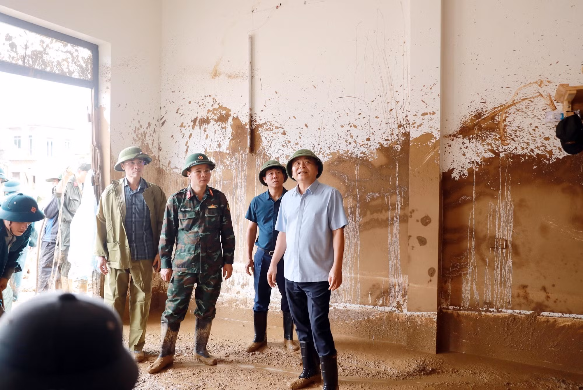 Thứ trưởng Nguyễn Hoàng Hiệp cùng đoàn công tác kiểm tra một số nhà dân bị thiệt hại nặng nề về tài sản do lũ ống, lũ quét gây ra tại xã Mường Than, tỉnh Lai Châu.