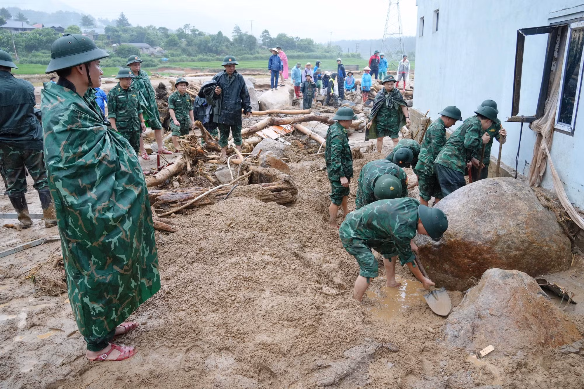 Các cán bộ, chiến sĩ vẫn miệt mài tìm kiếm người mất tích trong lũ. Ảnh: Nguyễn Oanh/TTXVN