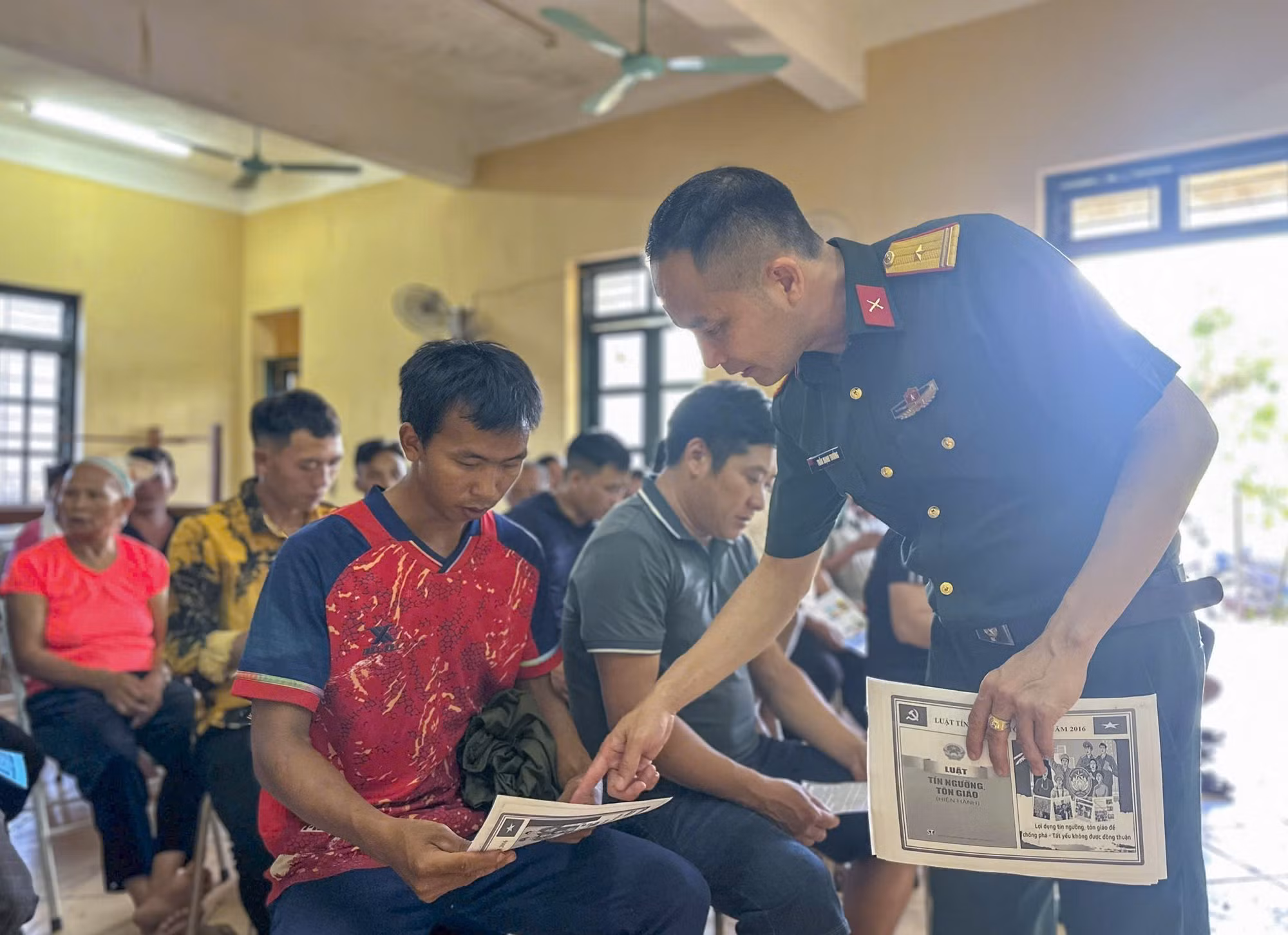 Cán bộ, chiến sĩ Ban Chỉ huy Phòng thủ khu vực 1 – Mường Nhé tuyên truyền Luật Tín ngưỡng tôn giáo cho người dân vùng cao. Ảnh: TTXVN phát