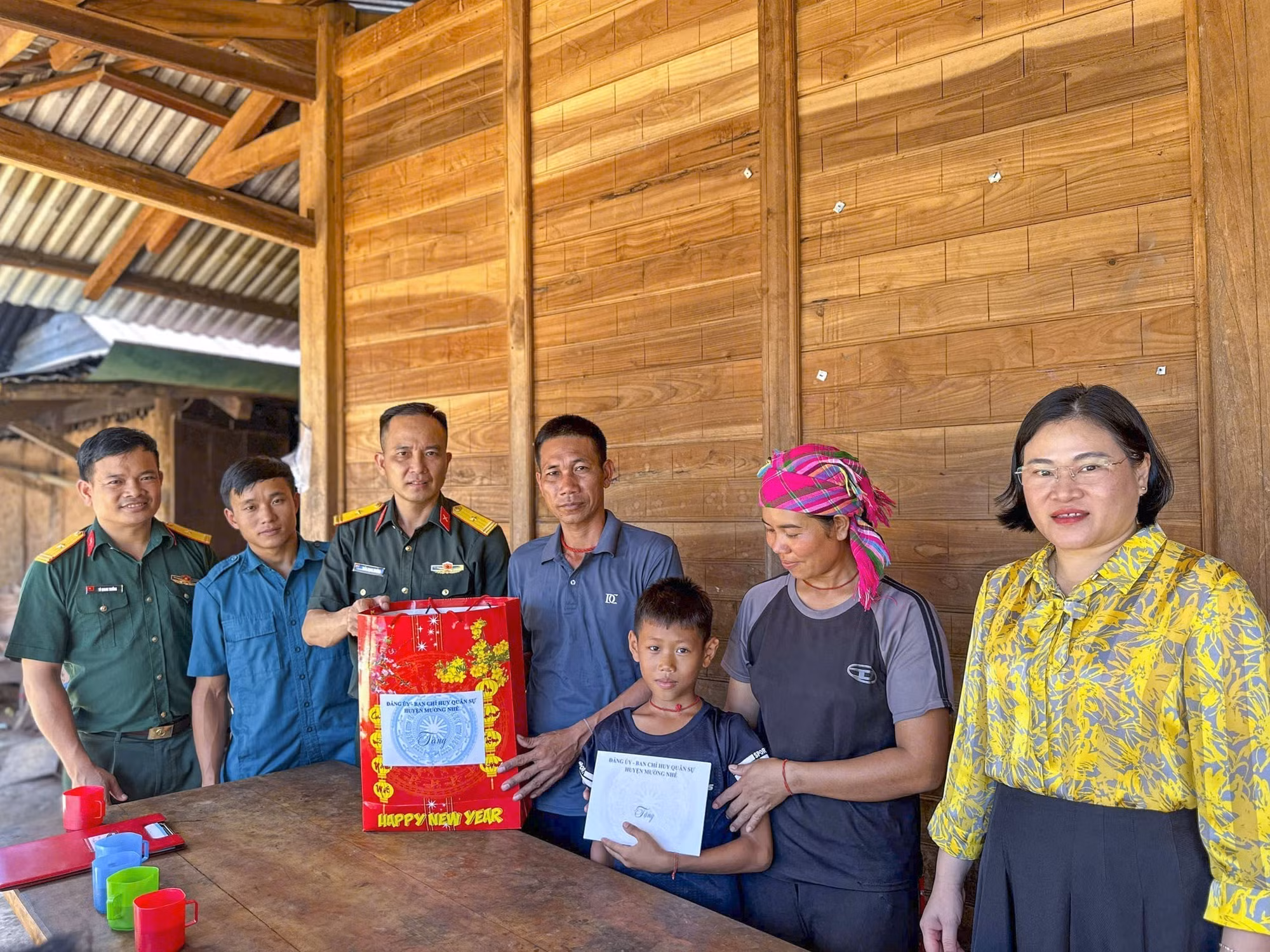 Ban Chỉ huy Phòng thủ khu vực 1 – Mường Nhé tặng quà cho các gia đình có hoàn cảnh khó khăn. Ảnh: TTXVN phát