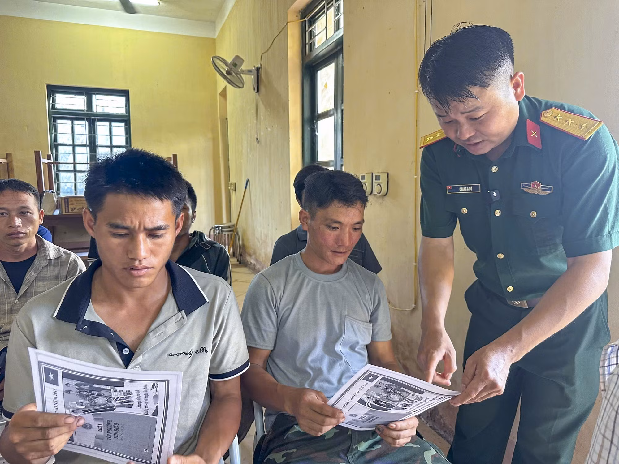 Cán bộ, chiến sĩ Ban Chỉ huy Phòng thủ khu vực 1 – Mường Nhé tuyên truyền Luật Tín ngưỡng tôn giáo cho người dân vùng cao. Ảnh: TTXVN phát