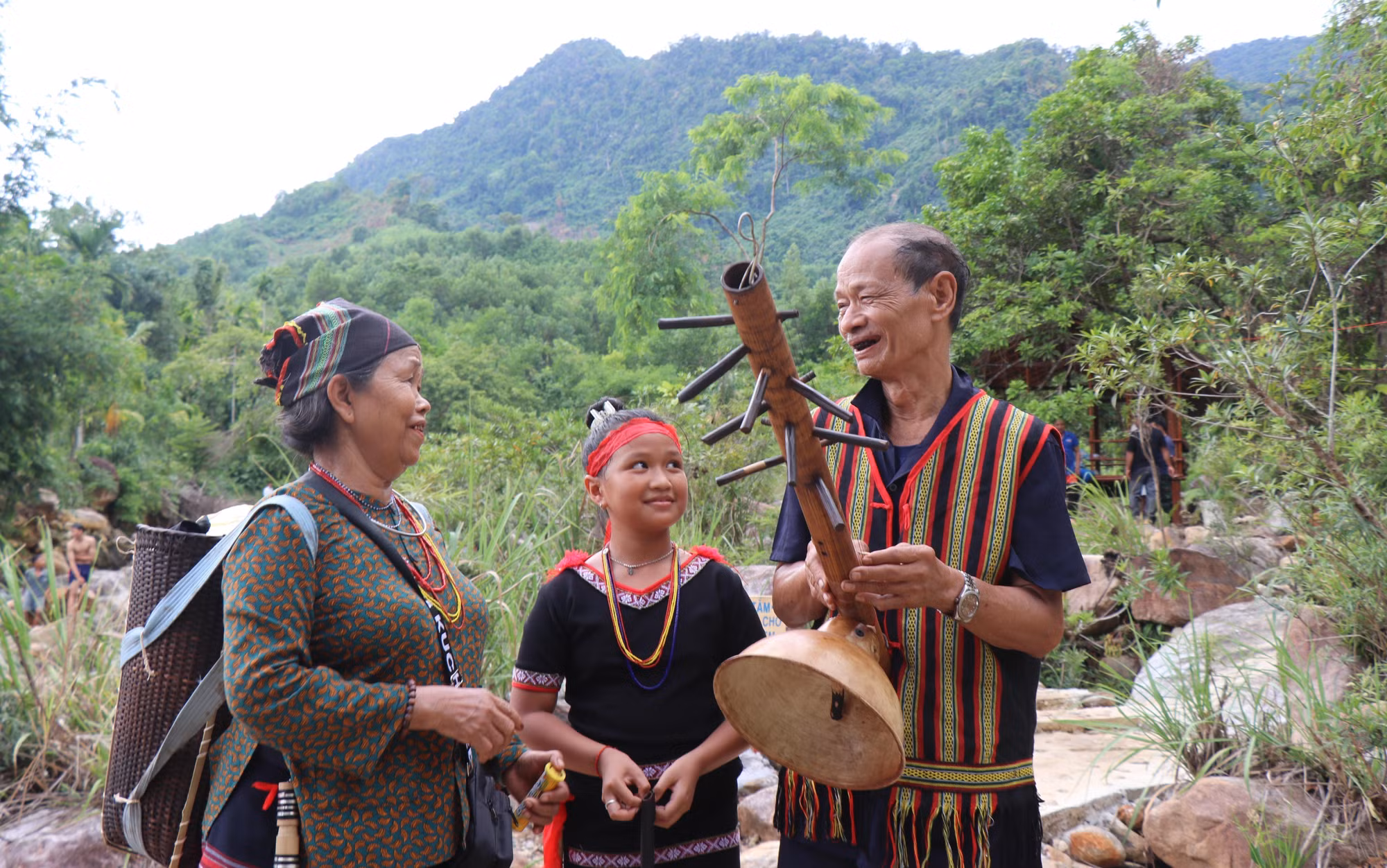 Nghệ nhân người Ca Dong biểu diễn nhạc cụ truyền thống tại điểm du lịch Hồ Rà Hách xã Sơn Tây Hạ.