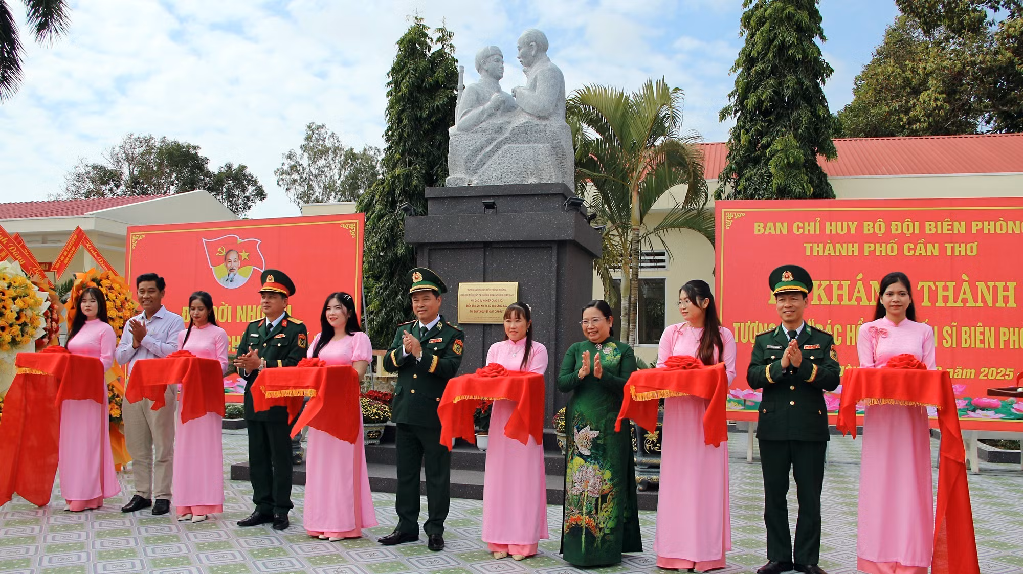 Lễ khánh thành tượng đài “Bác Hồ với chiến sĩ Biên phòng” tại Đồn Biên phòng Vĩnh Hải. Ảnh: Trung Kiên - TTXVN