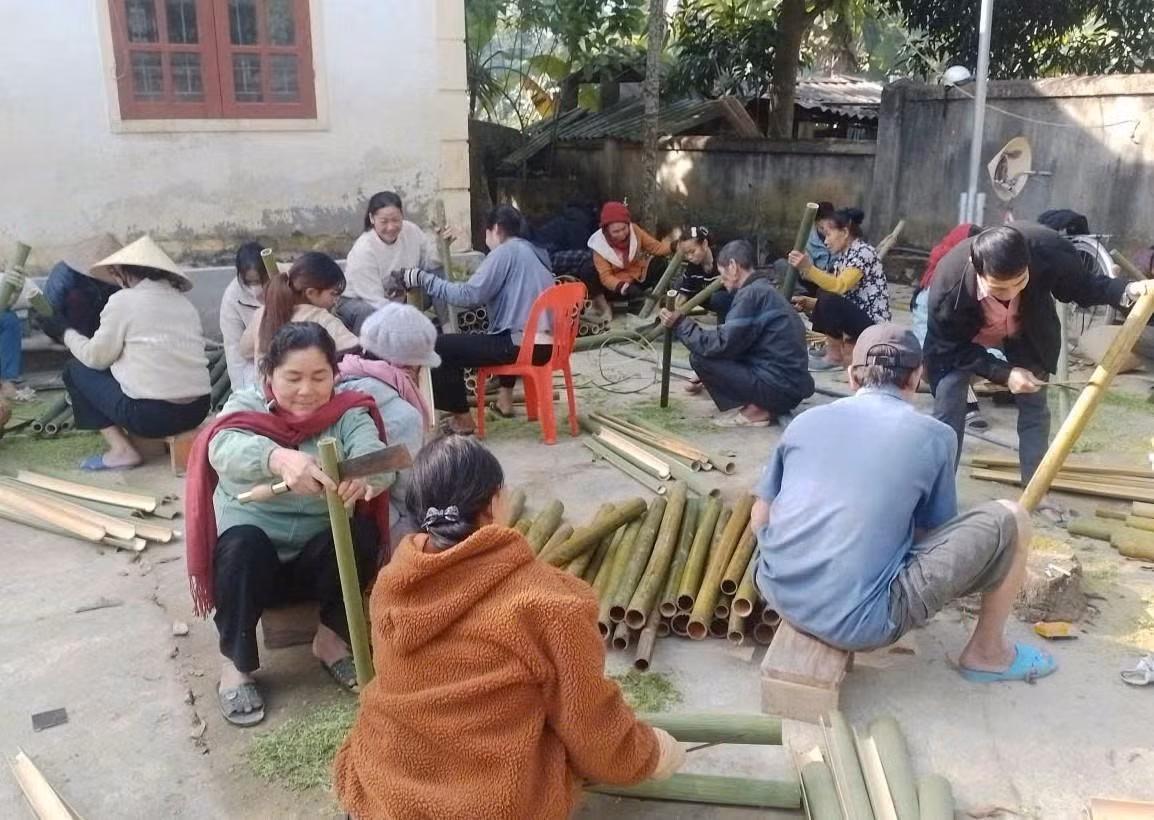 Tận dụng lợi thế diện tích rừng lùng, nứa rộng lớn, người dân xã Châu Tiến, tỉnh Nghệ An, đã phát triển nghề mây tre đan.