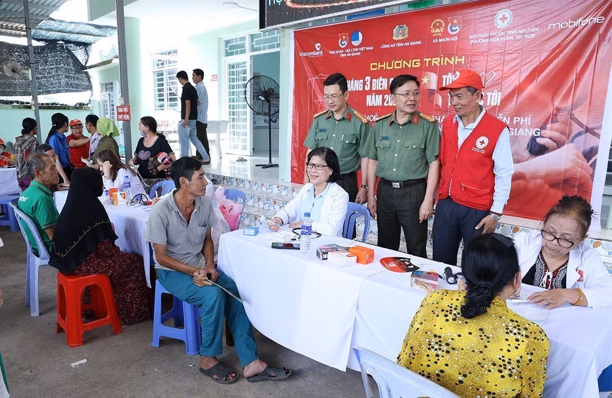 Khám bệnh và cấp thuốc miễn phí cho hơn người dân hoàn cảnh khó khăn trên địa bàn xã biên giới Nhơn Hội, tỉnh An Giang.