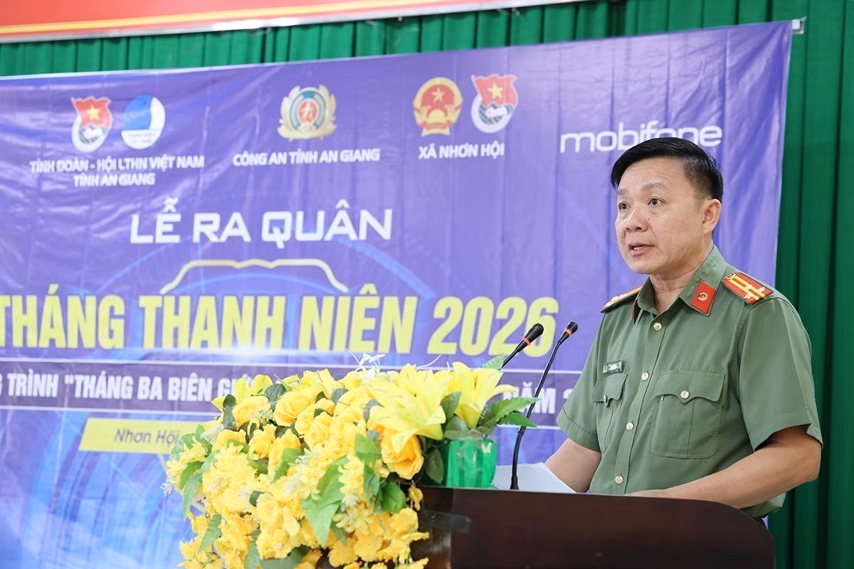 Thượng tá Phan Quốc Dũng, Phó Trưởng phòng Công tác chính trị Công an tỉnh An Giang phát biểu tại buổi lễ.