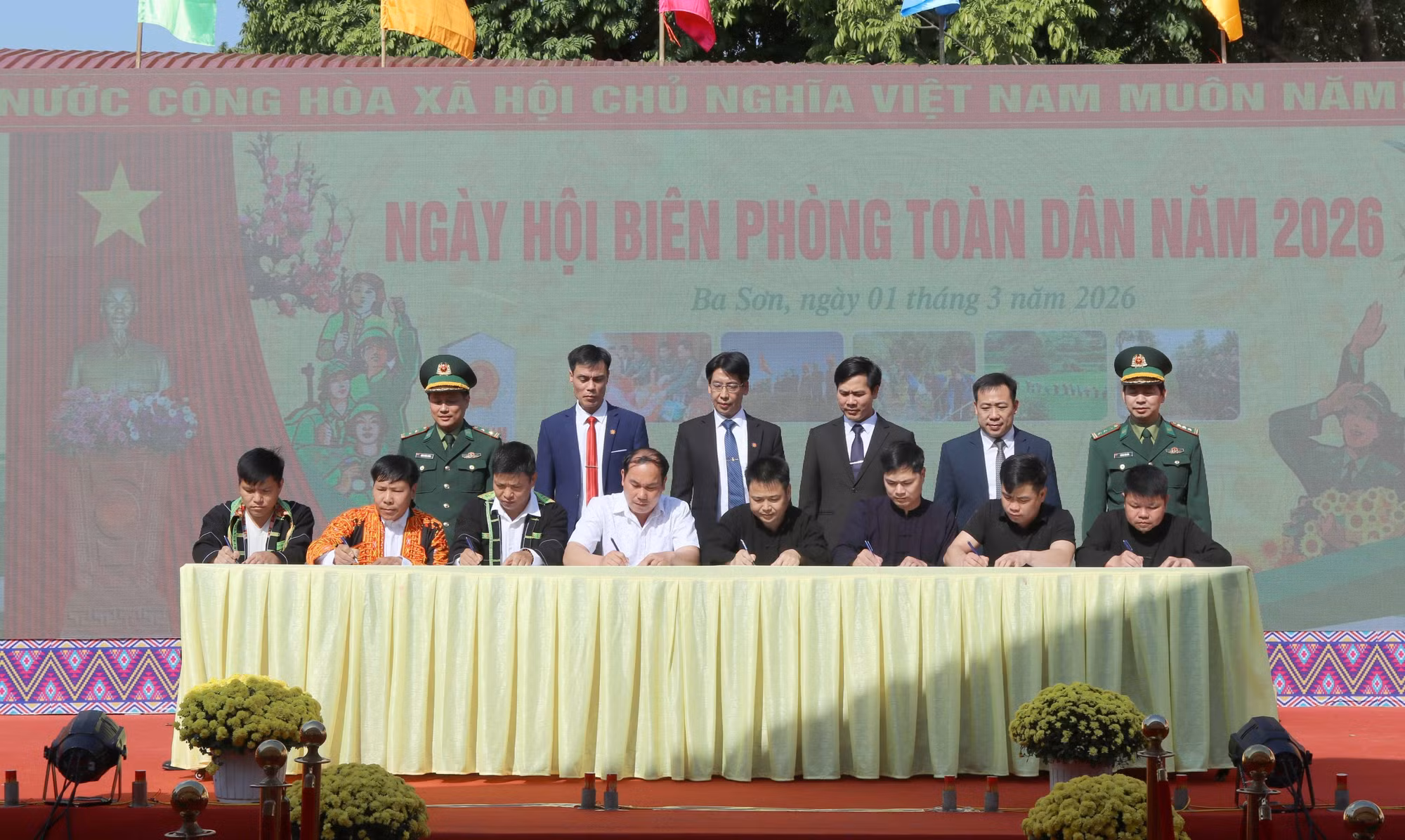 Các trưởng thôn xã Ba Sơn, tỉnh Lạng Sơn ký kết giao ước Phong trào toàn dân tham gia bảo vệ chủ quyền lãnh thổ, an ninh biên giới quốc gia trong năm 2026.