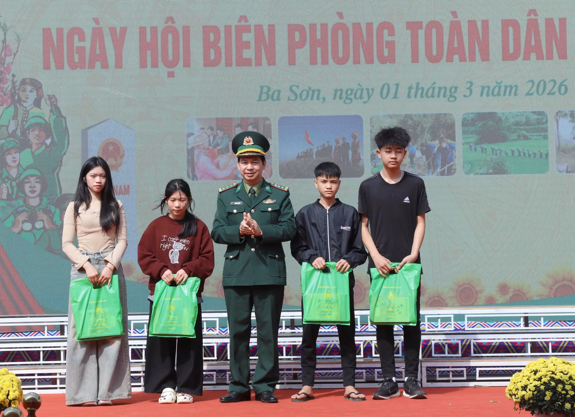 Lãnh đạo Đồn Biên phòng Ba Sơn, tỉnh Lạng Sơn tặng quà các em học sinh trong chương trình Con nuôi đồn biên phòng.