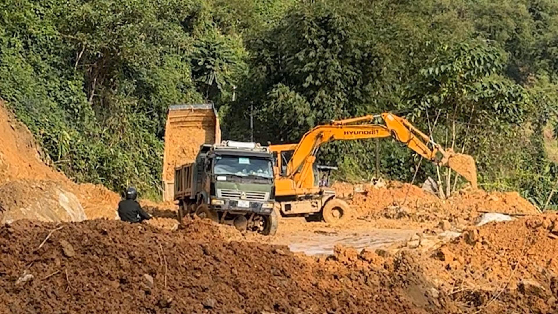 Đơn vị thi công khẩn trương khắc phục điểm sạt lở trên tuyến tuyến đường Tỉnh lộ 622B đoạn qua xã Tây Trà, Ảnh: Hải Âu/TTXVN