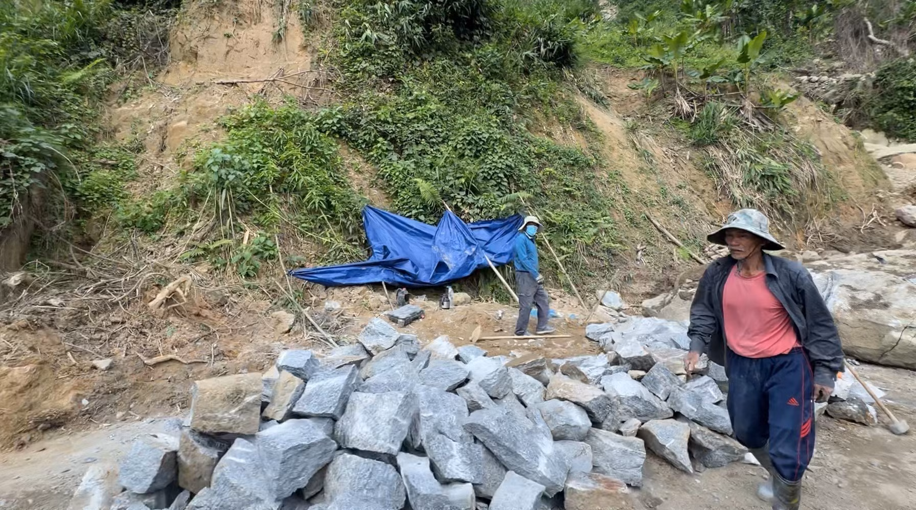 Đơn vị thi công khẩn trương khắc phục tuyến đường Di Lăng - Trà Trung, đảm bảo cho người dân lưu thông trong dịp Tết Nguyên Đán. Ảnh: Hải Âu/TTXVN