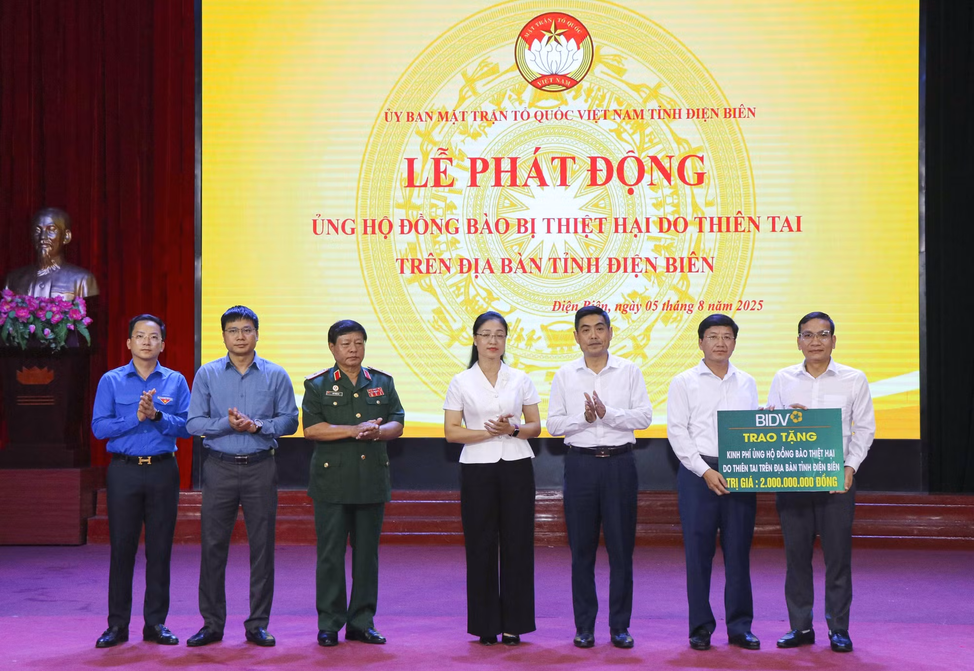 Ngân hàng TMCP Đầu Tư và Phát triển Việt Nam (BIDV) trao tượng trưng 2 tỷ đồng ủng hộ đồng bào thiệt hại do thiên tai.