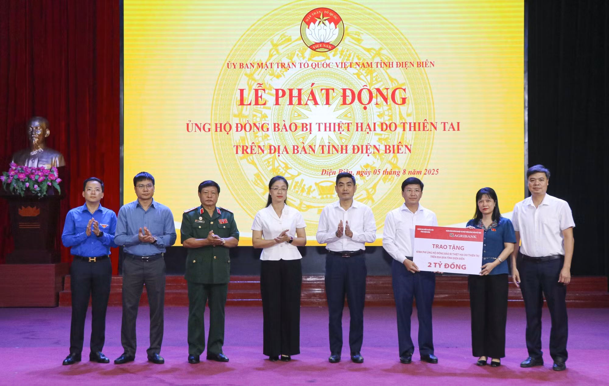 Đoàn Đại biểu Quốc hội tỉnh Điện Biên và Ngân hàng Agribank trao tượng trưng 2 tỷ đồng ủng hộ đồng bào thiệt hại do thiên tai.