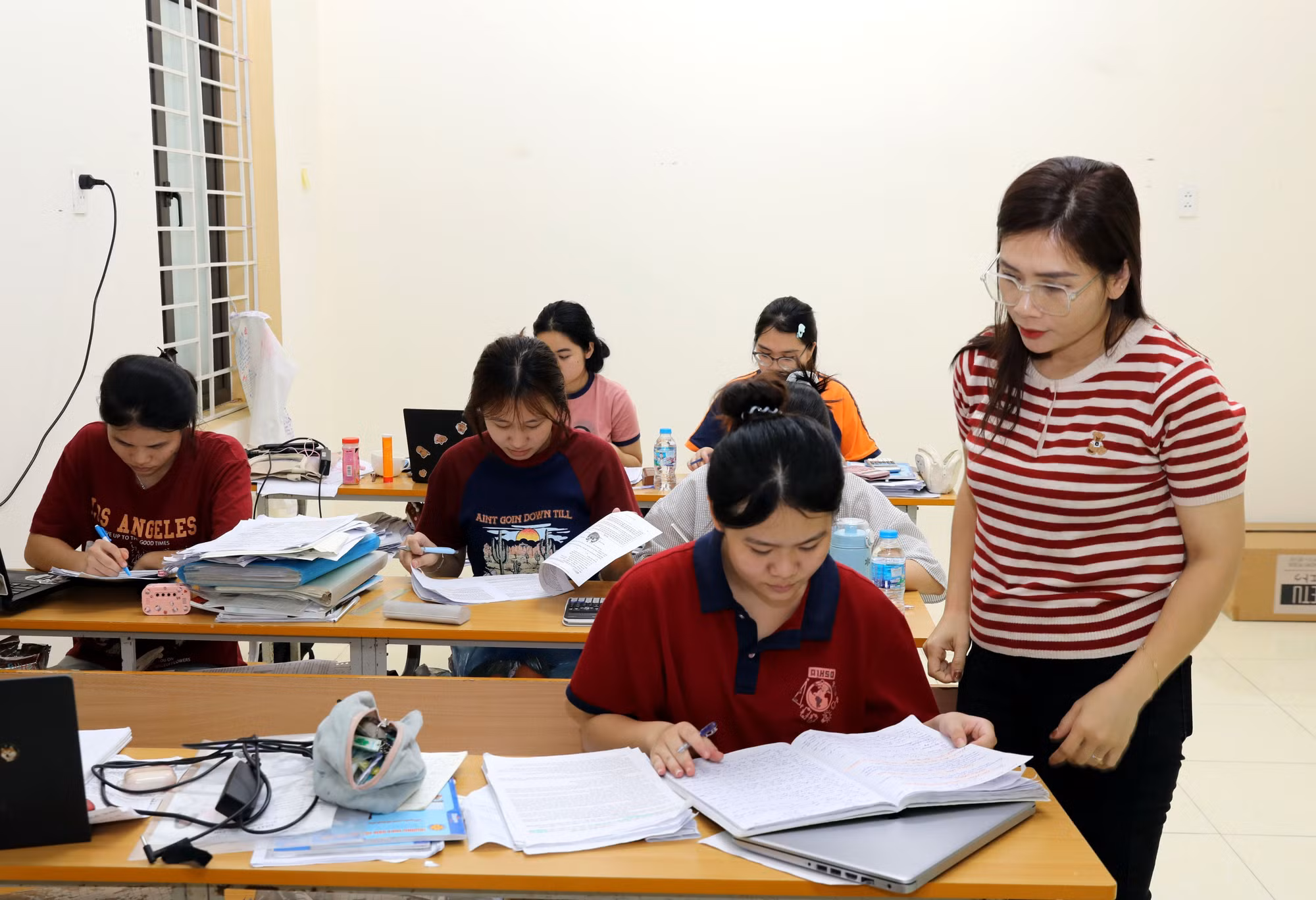 Giáo viên Trường THPT Dân tộc Nội trú tỉnh Lạng Sơn luôn đồng hành, giúp đỡ học sinh tham gia kỳ thi tốt nghiệp THPT năm 2026.