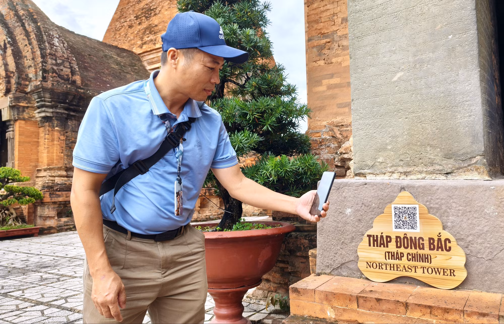 Du khách quét QR tìm hiểu thông tin tại Di tích quốc gia đặc biệt Tháp Bà Pô Nagar (phường Bắc Nha Trang, Khánh Hòa).