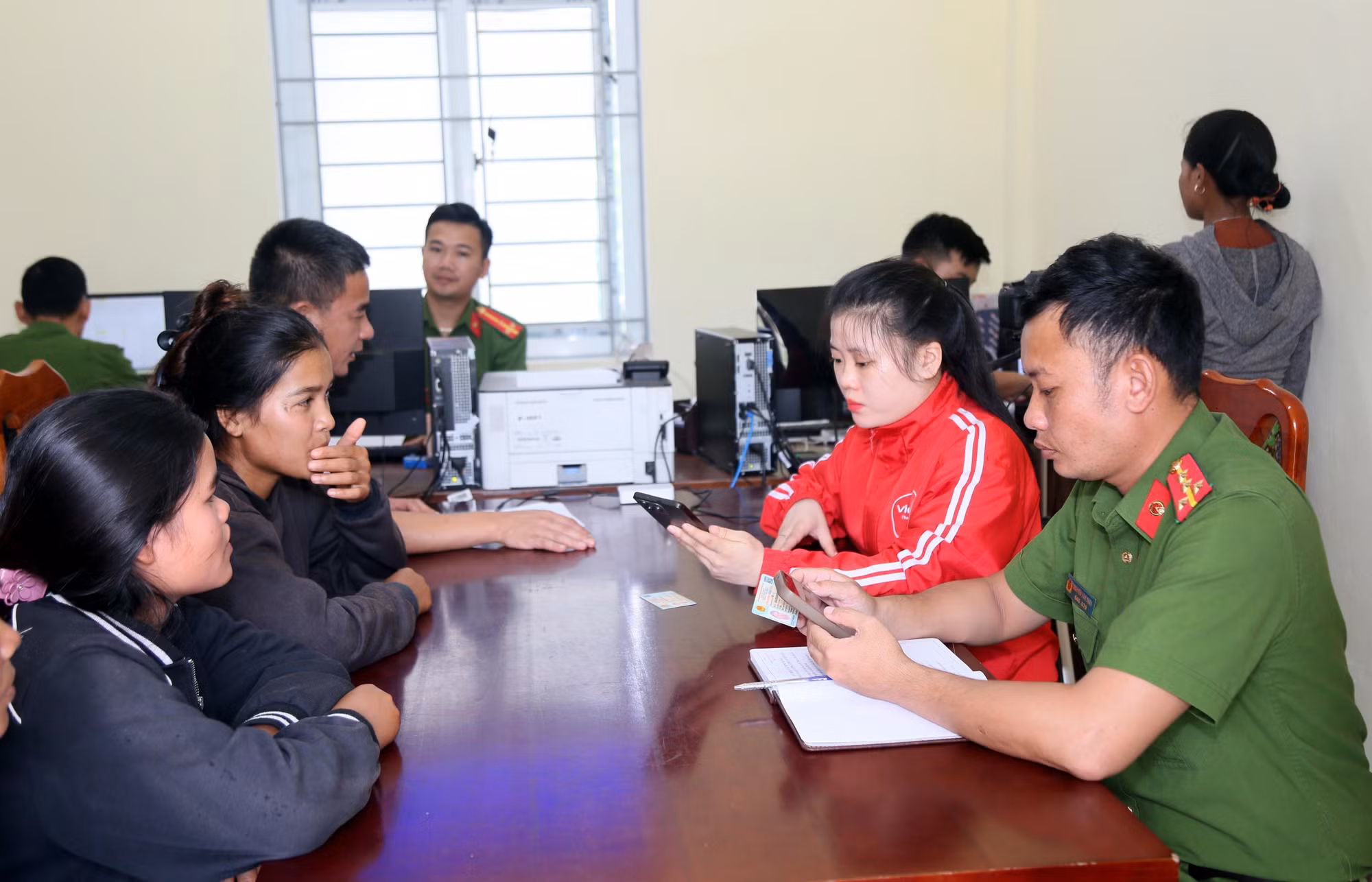 Hỗ trợ người dân xã Thượng Trạch (Quảng Trị) cài đặt định danh mức 2.