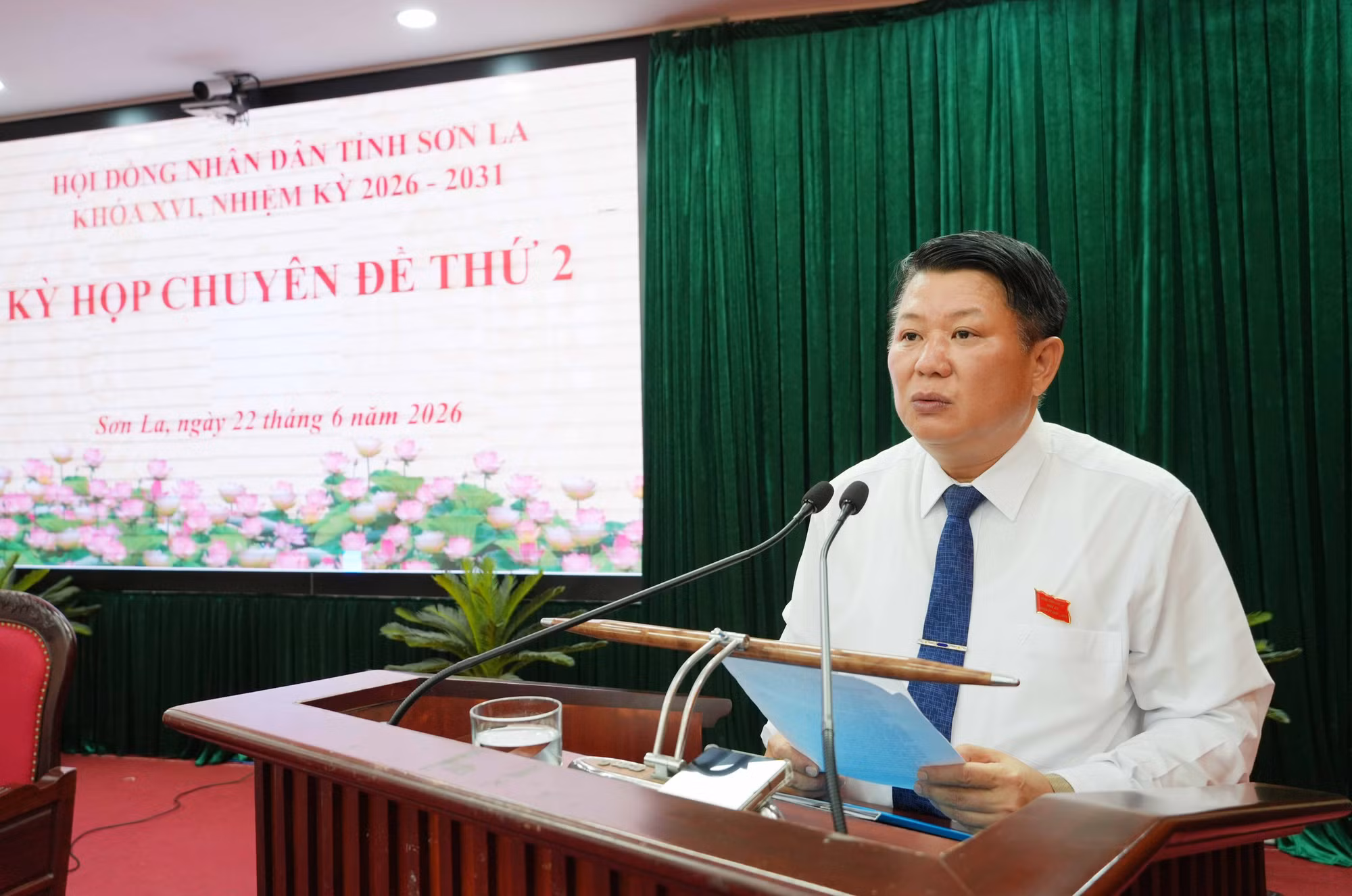 Ông Lò Minh Hùng, Phó Bí thư Thường trực Tỉnh ủy, Chủ tịch Hội đồng nhân dân tỉnh Sơn La, phát biểu tại Kỳ họp.