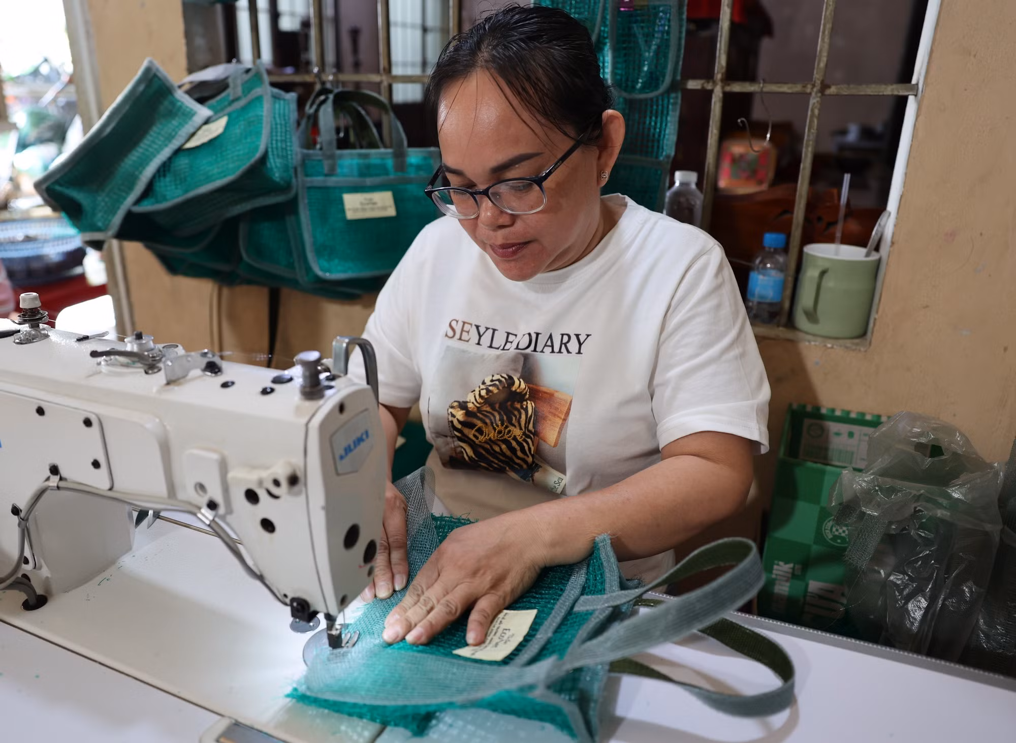 Bà Trần Thị Mỹ, ngụ xã Long Sơn, có thu nhập ổn định khoảng 200.000 đồng/ngày nhờ làm túi lưới.