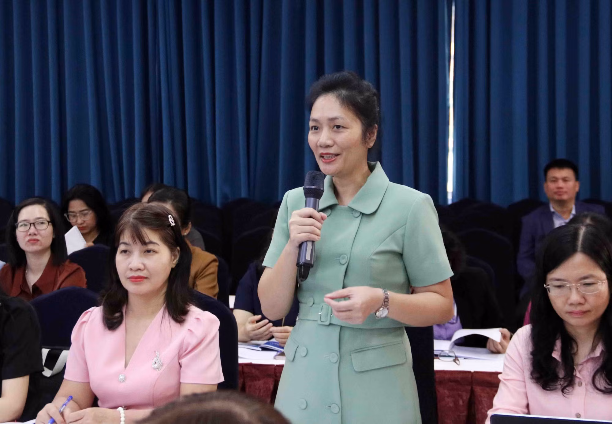 Các đại biểu dự Hội nghị phát biểu ý kiến.