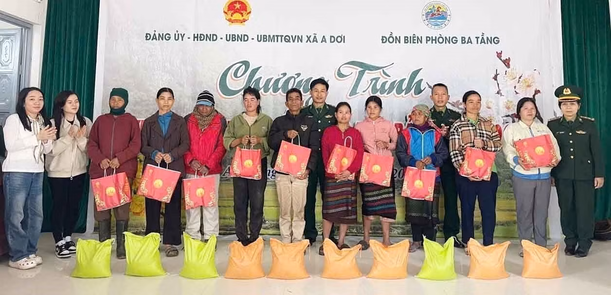 Đồn Biên phòng Ba Tầng phối hợp cùng Đảng ủy, UBND, UBMTTQ VN xã A Dơi trao quà Tết mừng Xuân Bính Ngọ 2026 cho đồng bào. Ảnh: Hải Âu/TTXVN