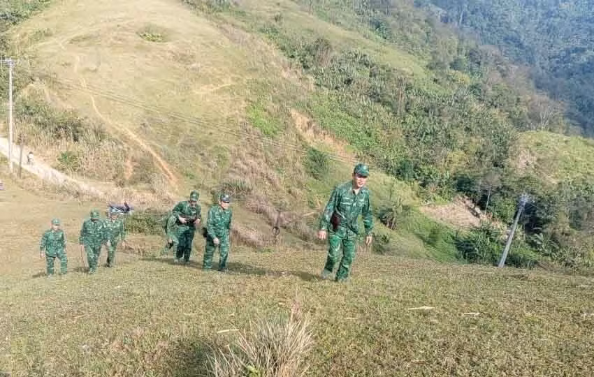 Cán bộ, chiến sĩ Đồn Biên phòng Ba Tầng (xã A Dơi, tỉnh Quảng Trị) tuần tra khu vực biên giới giáp với nước bạn Lào. Ảnh: Kha Phạm/TTXVN