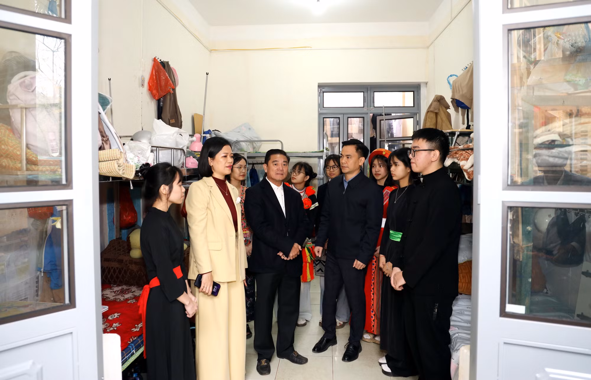 Đơn vị tài trợ kiểm tra, bàn giao phòng ký túc xá của học sinh bị ảnh hưởng do mưa lũ đã được sửa chữa khang trang.