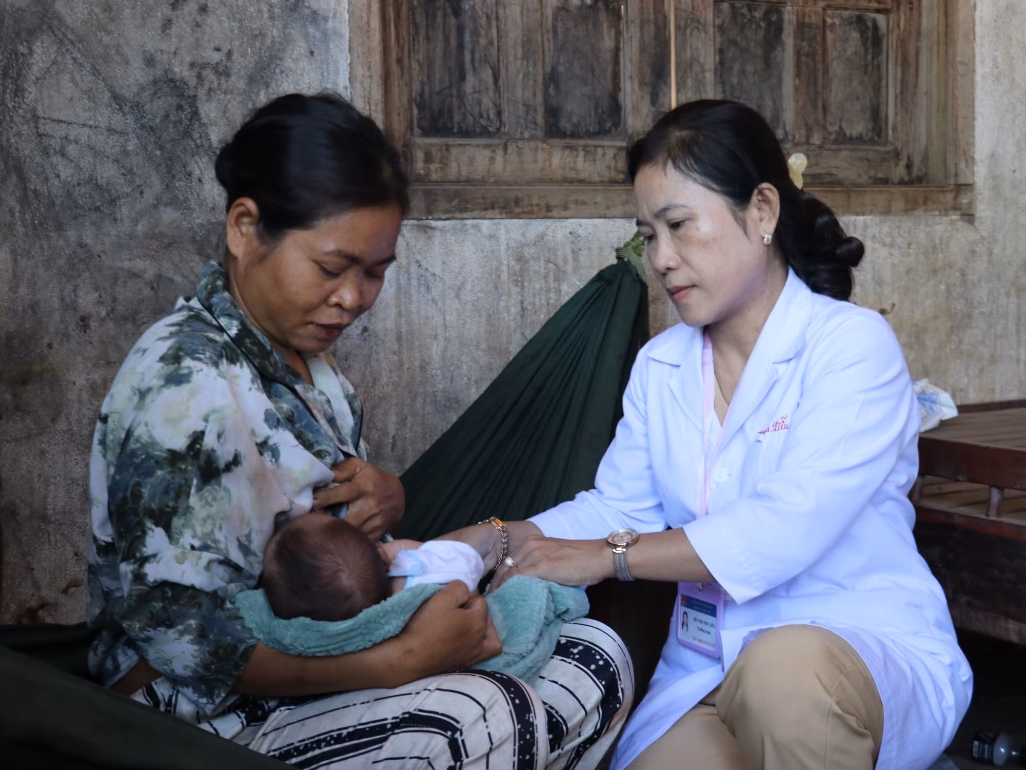 Bác sĩ Bùi Thị Thu Liễu thăm khám tại nhà cho người dân tại ấp Mười Mẫu, xã Hưng Phước (Đồng Nai).
