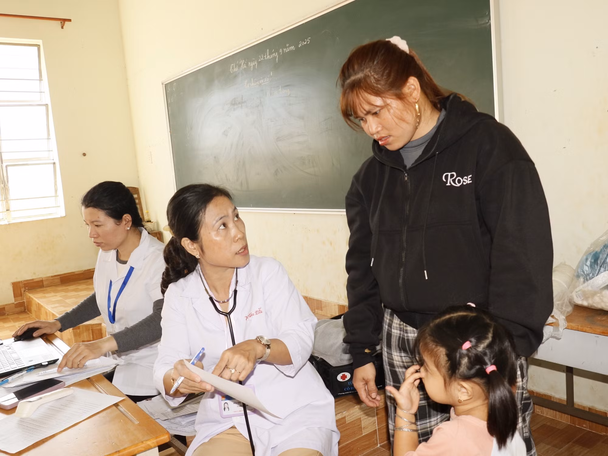 Bác sĩ Bùi Thị Thu Liễu dặn dò cách chăm sóc sức khỏe cho người dân tại ấp Mười Mẫu, xã Hưng Phước (Đồng Nai).