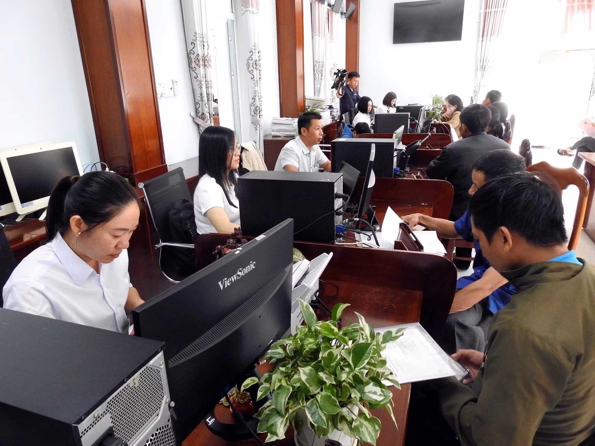 Hoạt động tại Trung tâm hành chính công của xã Bờ Y (Quảng Ngãi).