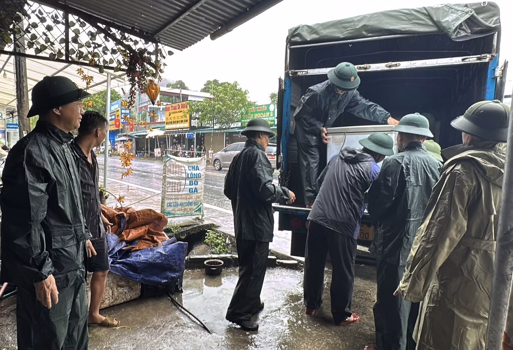 Cán bộ, chiến sĩ Đoàn Kinh tế Quốc phòng 313 - Quân khu 2 hỗ trợ nhân dân xã Thanh Thủy vận chuyển đồ dùng đến nơi an toàn. Ảnh: TTXVN phát
