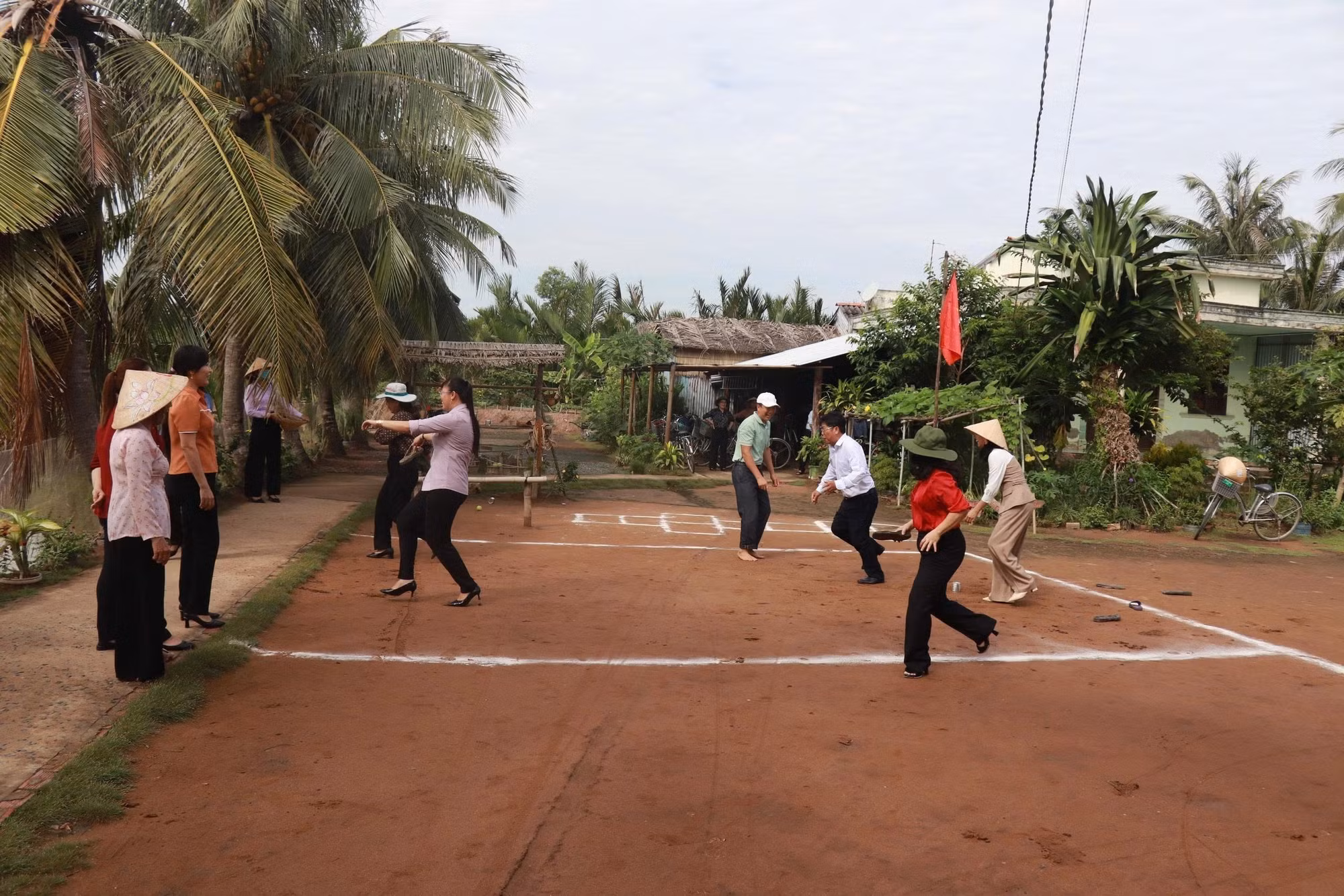 Du khách hào hứng với các trò chơi tại Điểm du lịch cộng đồng Cồn Chim, xã Hòa Minh (Vĩnh Long). Ảnh: TTXVN phát