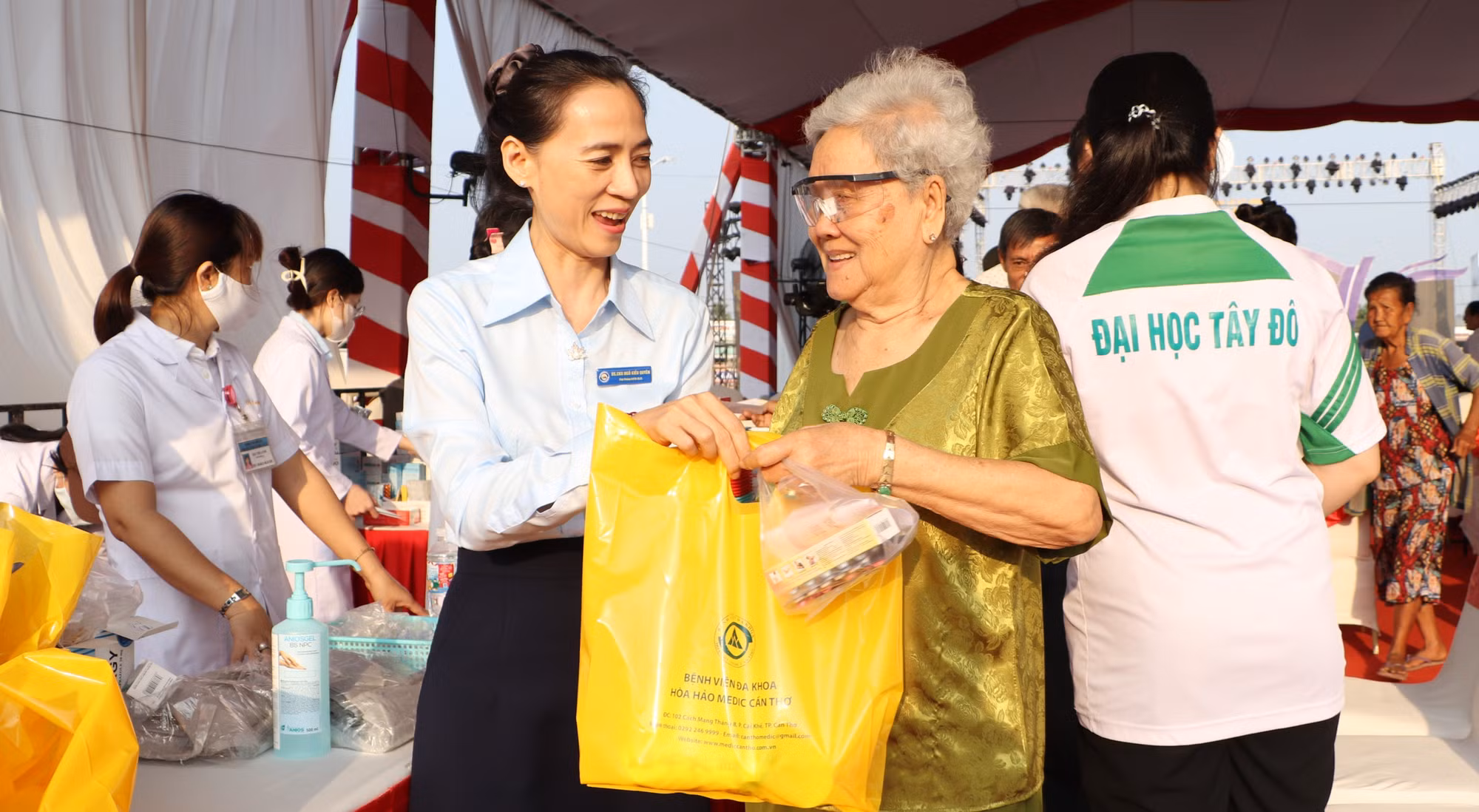 Tặng quà Tết cho người dân trong buổi khám bệnh, cấp thuốc miễn phí dịp Tết Quân dân 2026.