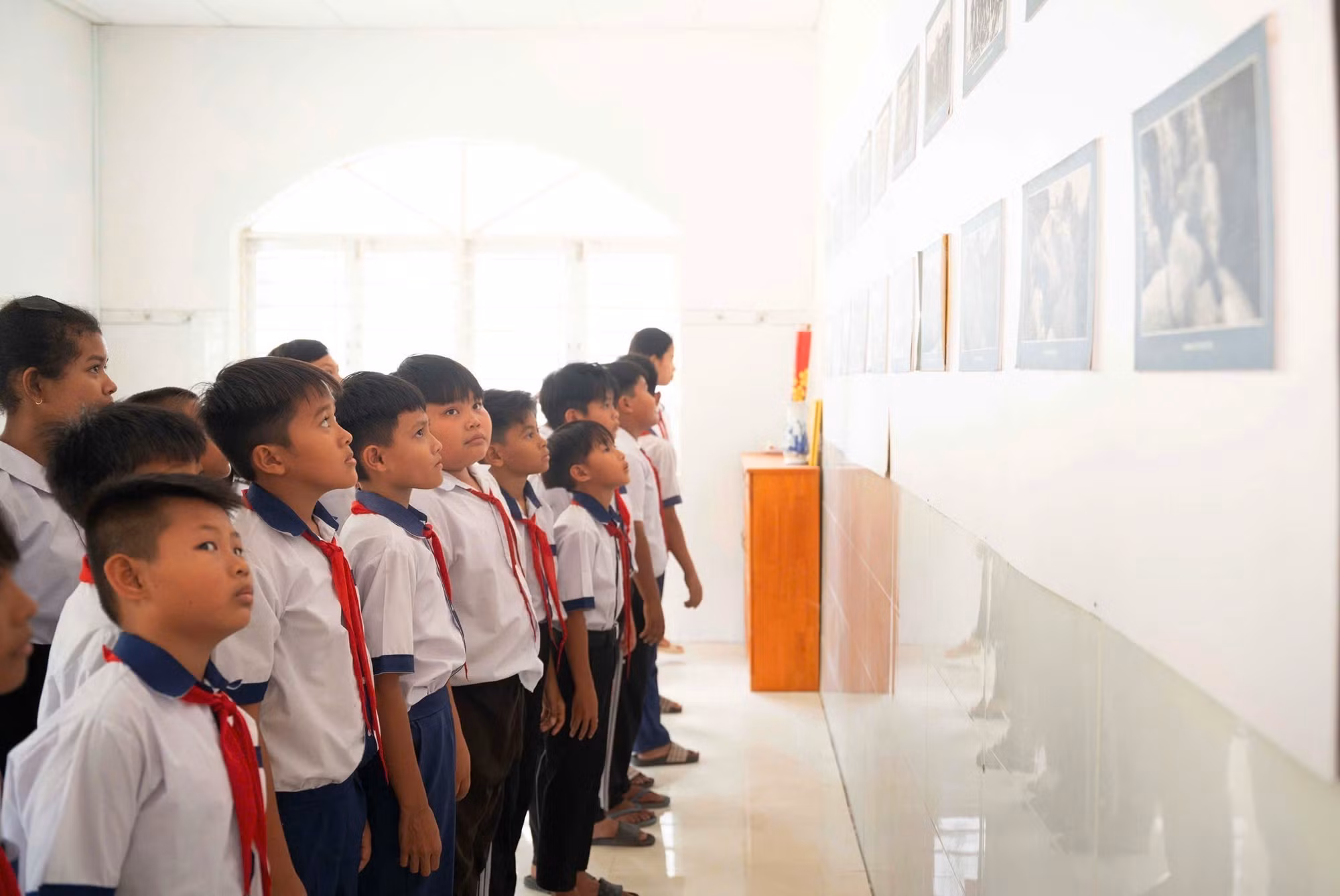 Học sinh xã Ô Lâm trong một tiết học ngoại khoá tại Di tích lịch sử văn hoá cấp Quốc gia Ô Tà Sóc, xã Ô Lâm, tỉnh An GIang.
