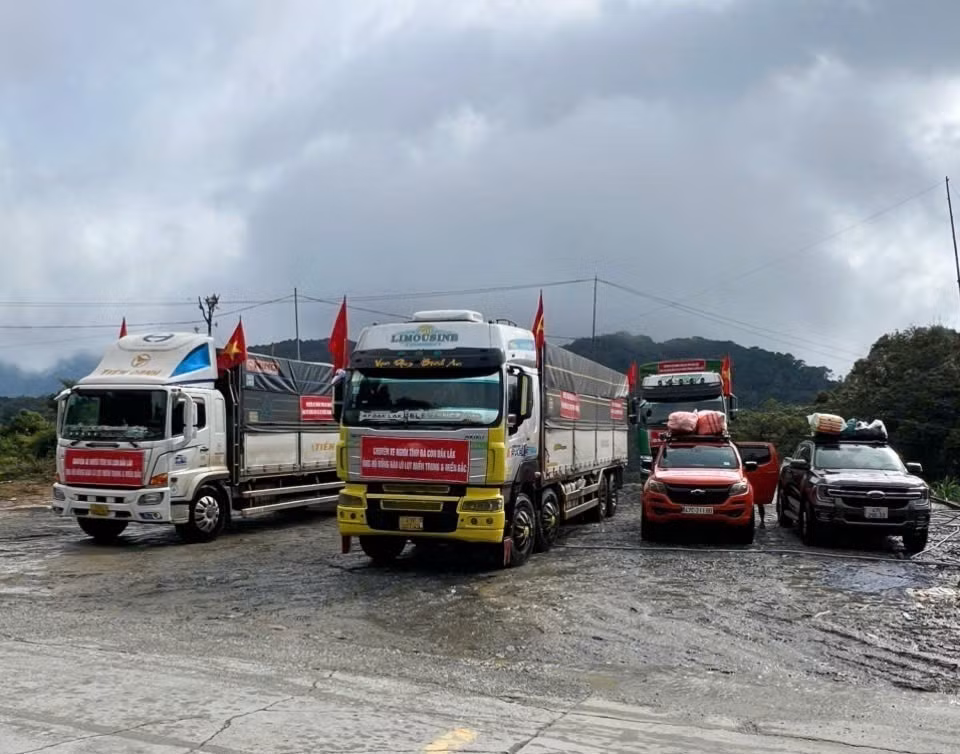 Tối 4/10, có 3 xe tải chở 60 tấn hàng từ Đắk Lắk xuất phát đến miền Trung để hỗ trợ người dân bị ảnh hưởng của mưa bão. Ảnh: TTXVN phát